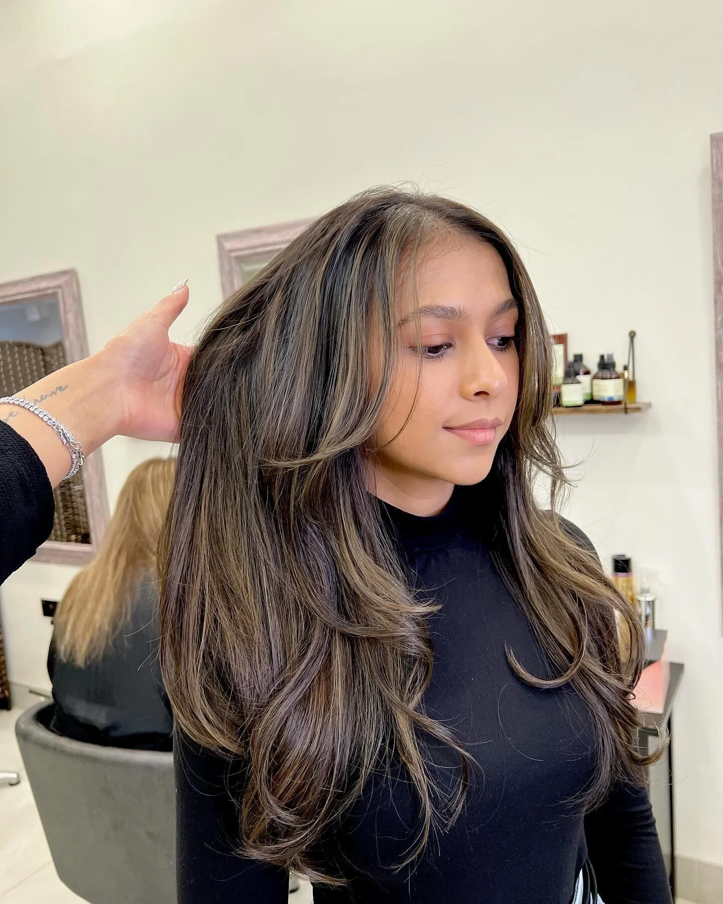 Swipe for Before &amp; After 🖤

Natural and soft balayage 

#londonhairstylist #londonhairdresser #londonhair #londonbalayage #crouchend #muswellhill