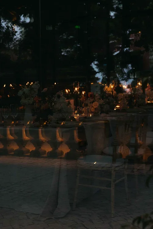 Atmospheric evening wedding reception with candlelit tables and flowers in Marbella