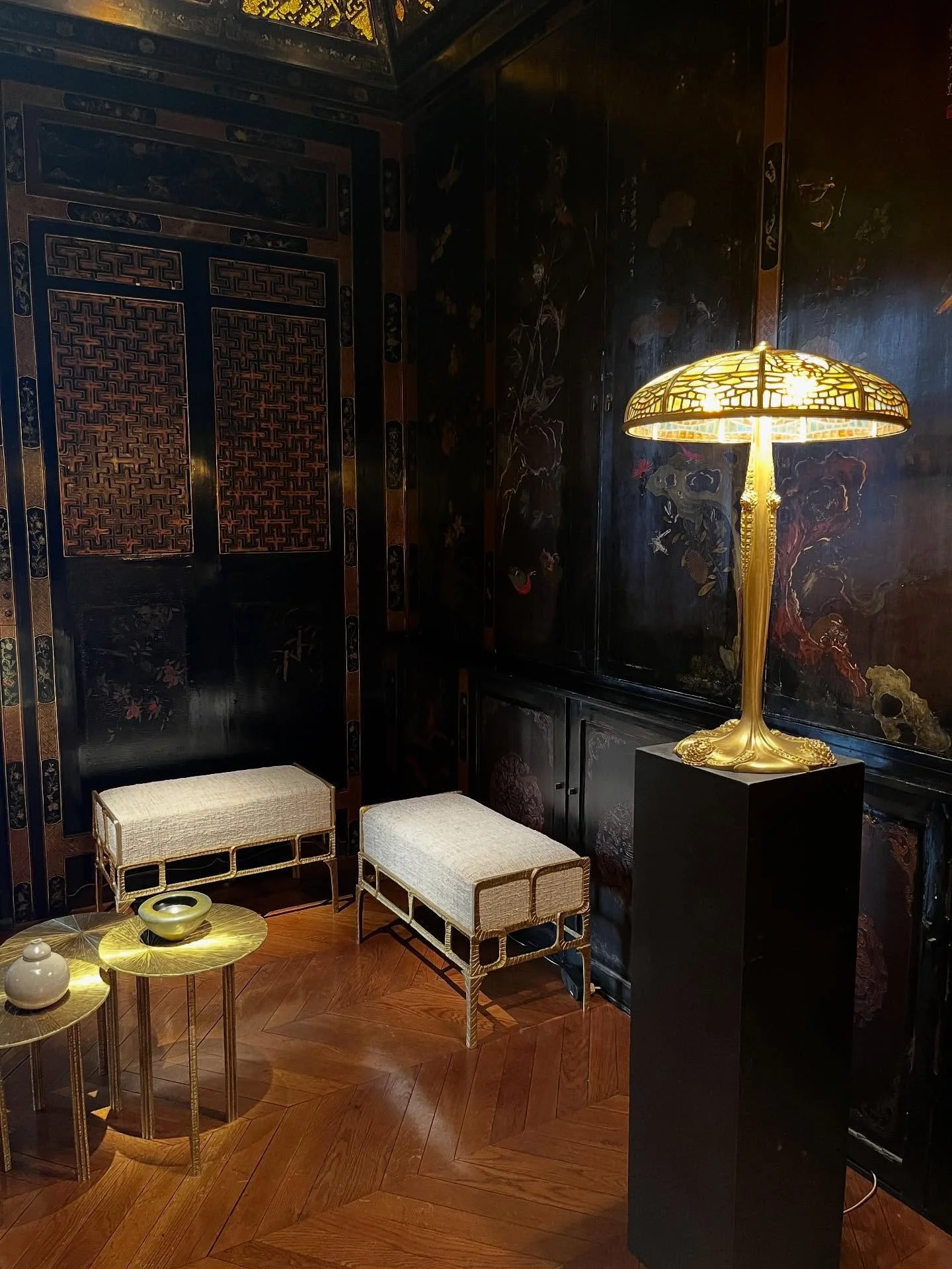 Une correspondance &eacute;l&eacute;gante dans La Pagode de Mr Loo o&ugrave; la Galerie MATHIVET expose dans des boiseries XVIIeme Chinoise du mobilier de Franck Evennou et une rarissime lampe de Maurice Dufrene en bronze et vitraux r&eacute;alis&eac