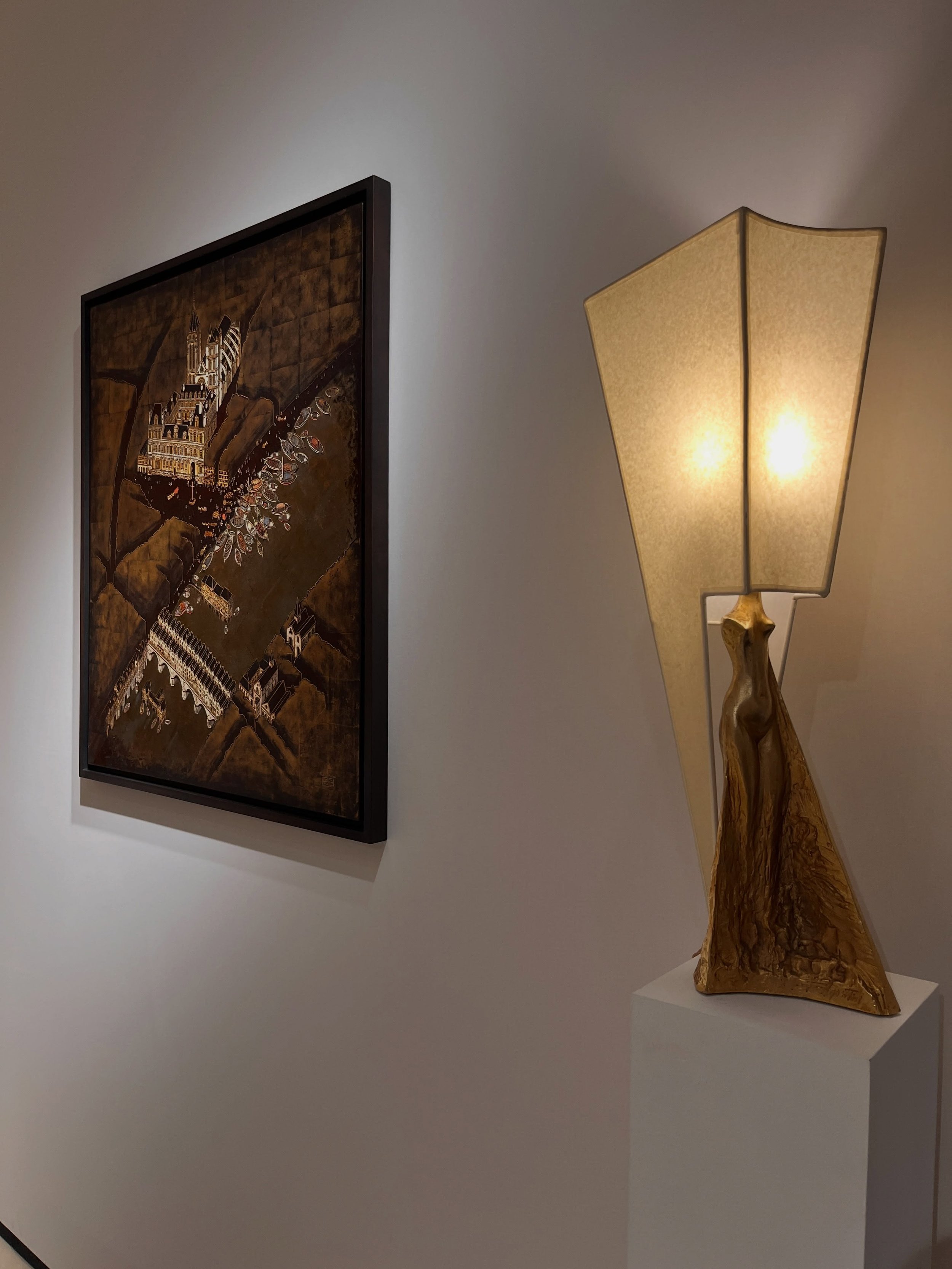 Last day at PAD LONDON. When Felix Agostini bronze lamp meets Pierre Bobot lacquer panel.

@padesignart 
#felixagostini #laquered #padlondon #interiorsdesign #historicaldesign