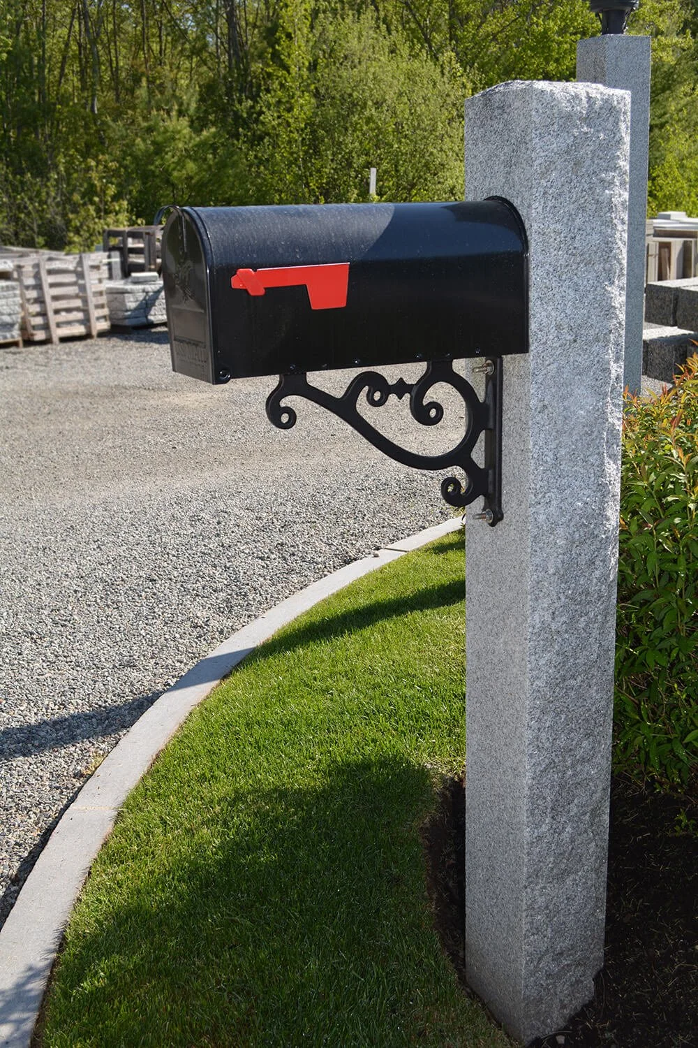 SGW_Woodbury-Gray-Rock-Face-Mailbox-Post_Alum-Bracket_20.jpg