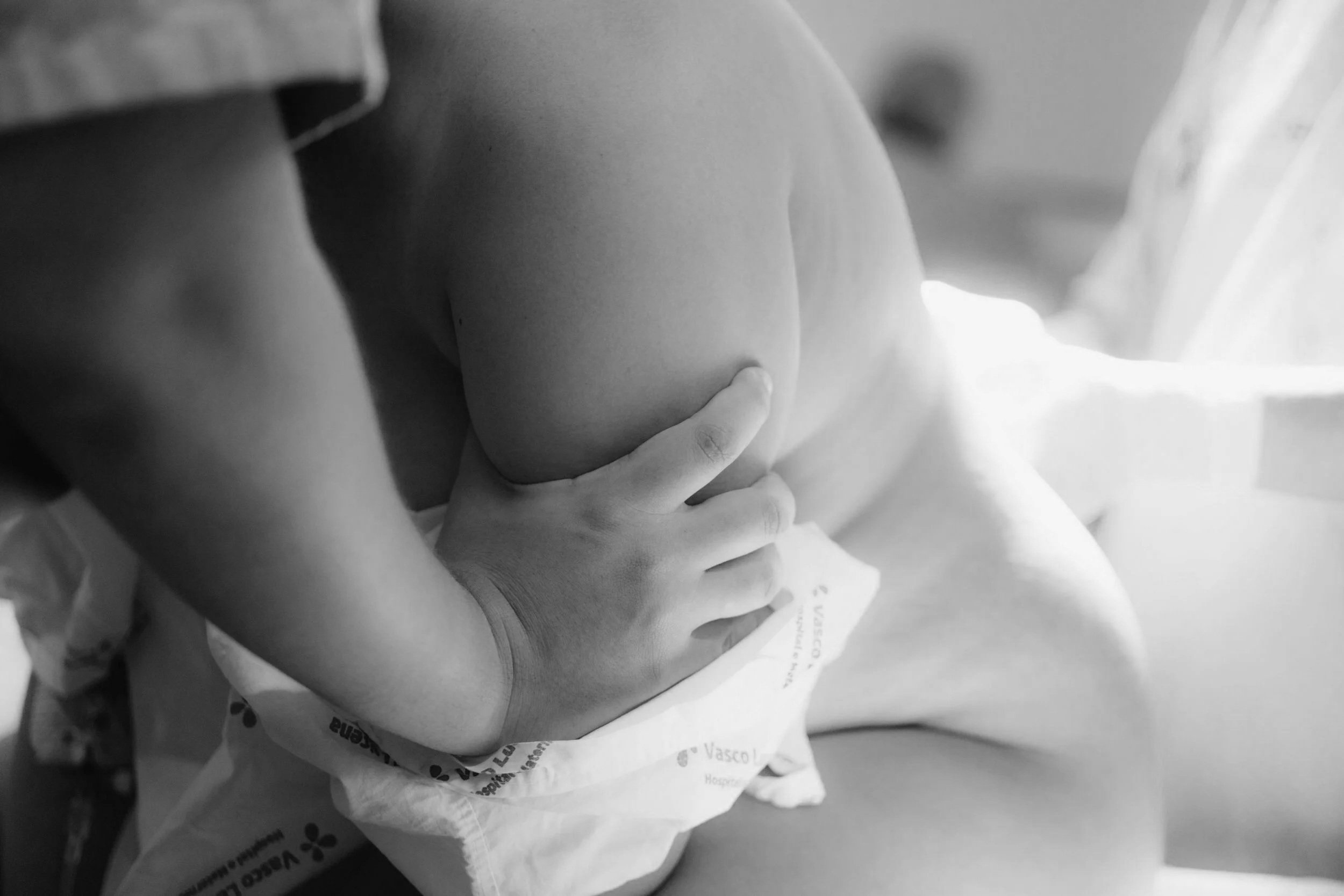 dad supporting partner on how to push when giving birth