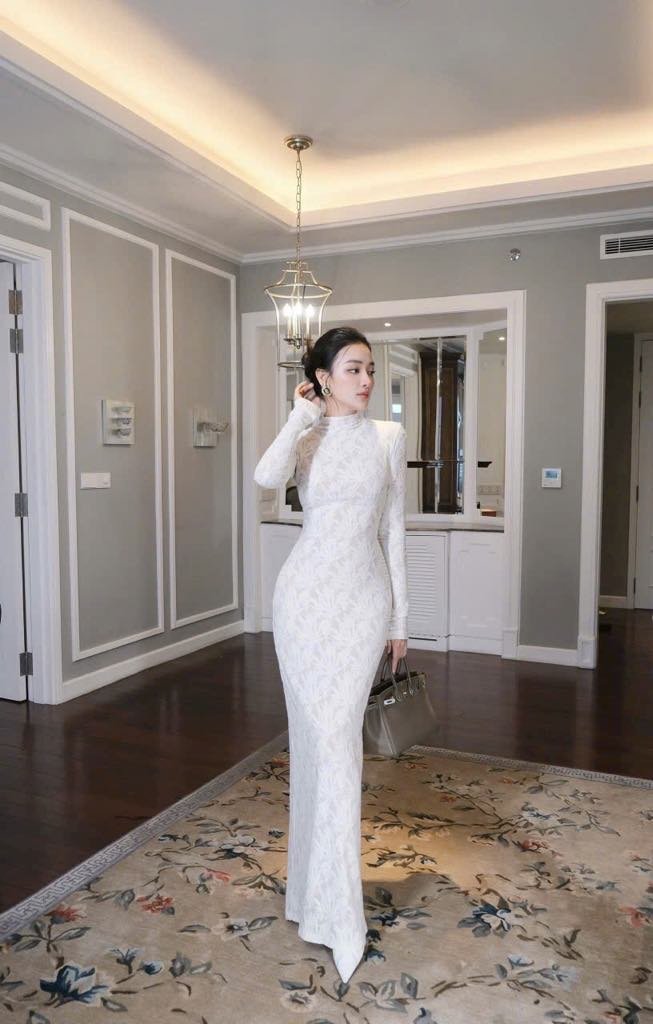 Thin long-sleeve white bodycon dress