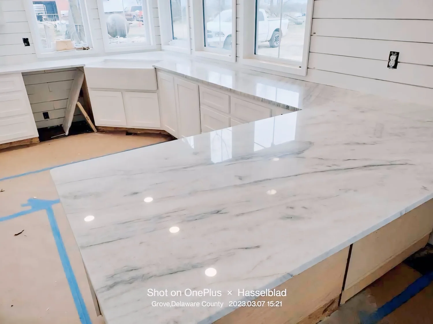 Softly veined quartz island top with a seating overhang