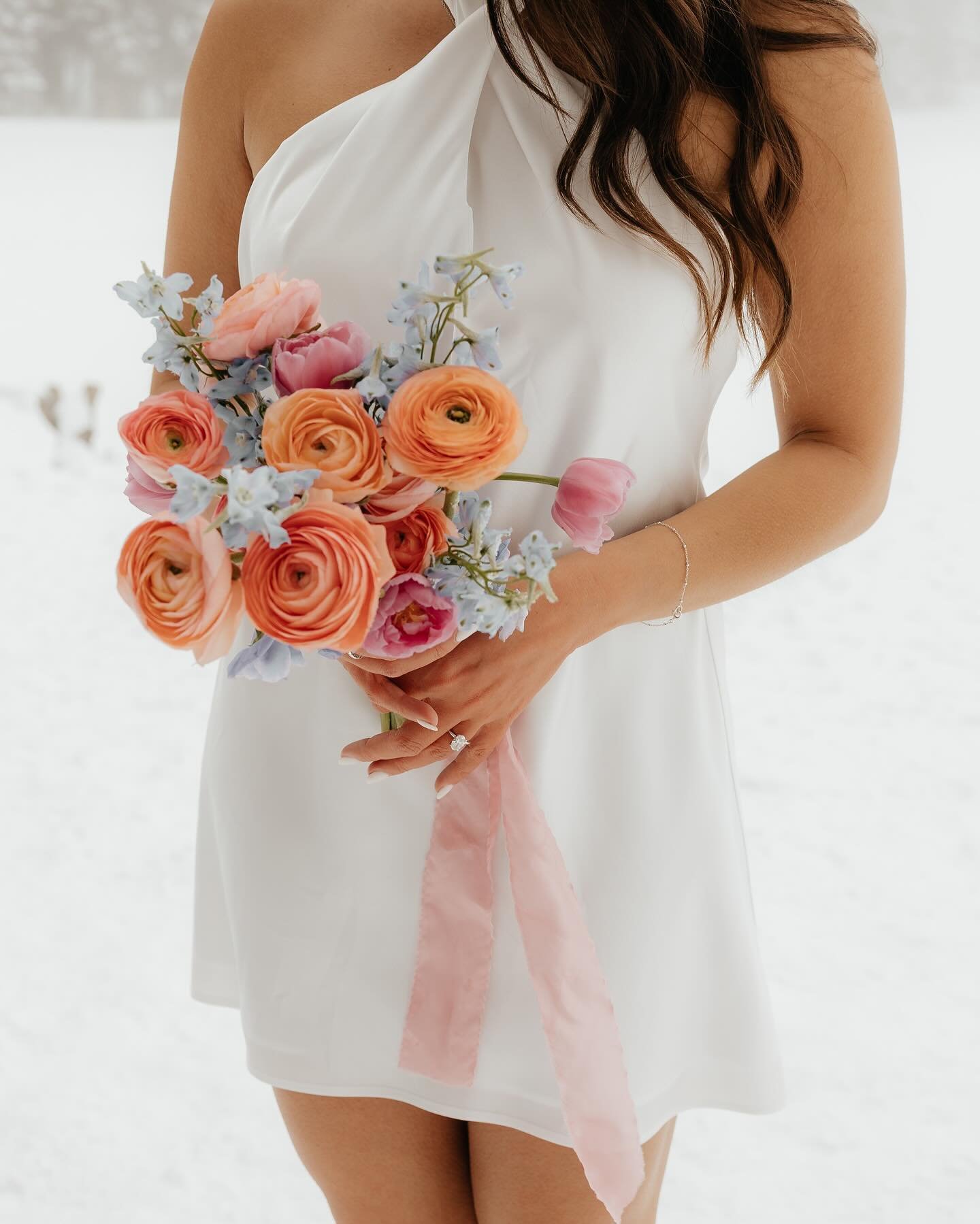 Into the mountains 🏔️🌸 

Thank you @_sammiephoto_ for these lovely snaps of this cutie bouquet. The nicest pop of color on such a cold snowy day. 

We are still booking for 2024 and would love to make your dream bouquet come true!! Visit our websit