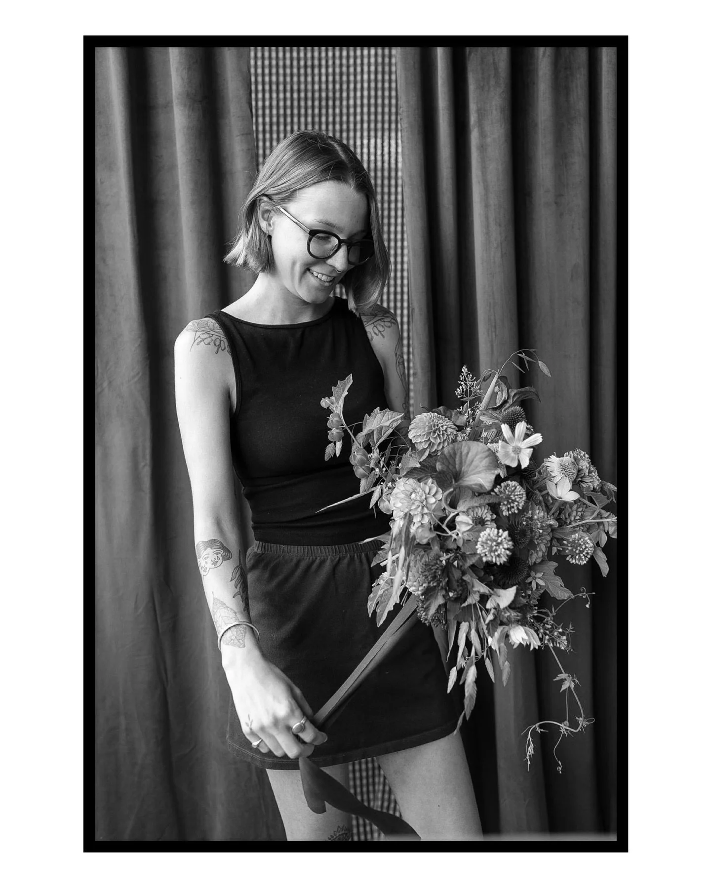 Hi, Sav here :) the individual behind Junegrass, trying to show my face more (it&rsquo;s not easy!) *** Images by @jillianbowes from Midsummer Bloom workshop led by @flowers_by_karis hosted at @hyssop.studio / @hyssop.floral ***
~~~~~~~~~~~~~~~~~~

S