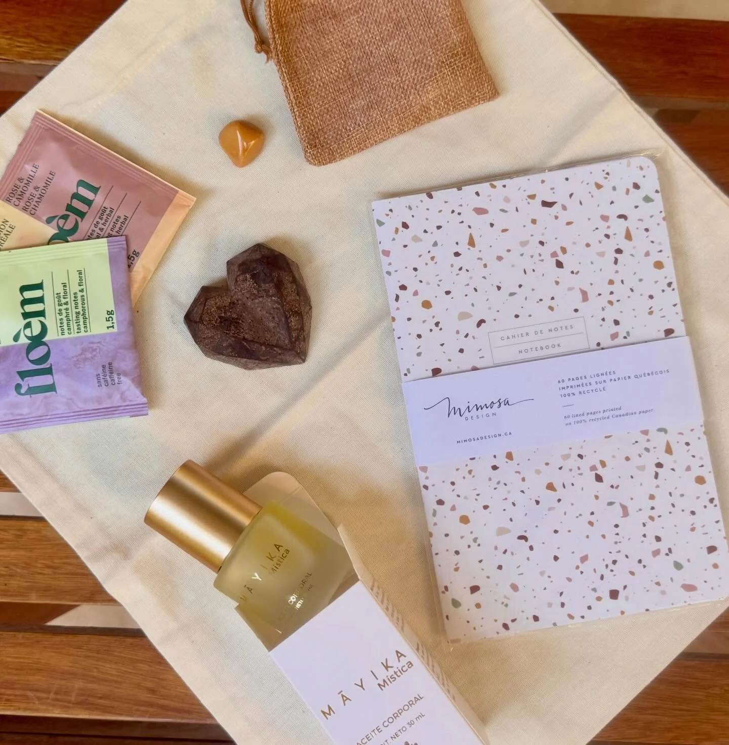 Je vous pr&eacute;sente les cinq divins partenaires de la retraite &Ecirc;TRE ✨

@mayika.skincare MERCI de concocter des produits de beaut&eacute; aussi parfaits 🤌🏼 Odeurs 100 % naturelles et absolument envo&ucirc;tantes. Un savant m&eacute;lange d