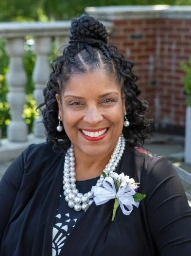 Towanda Mullins-headshot-outside.JPG