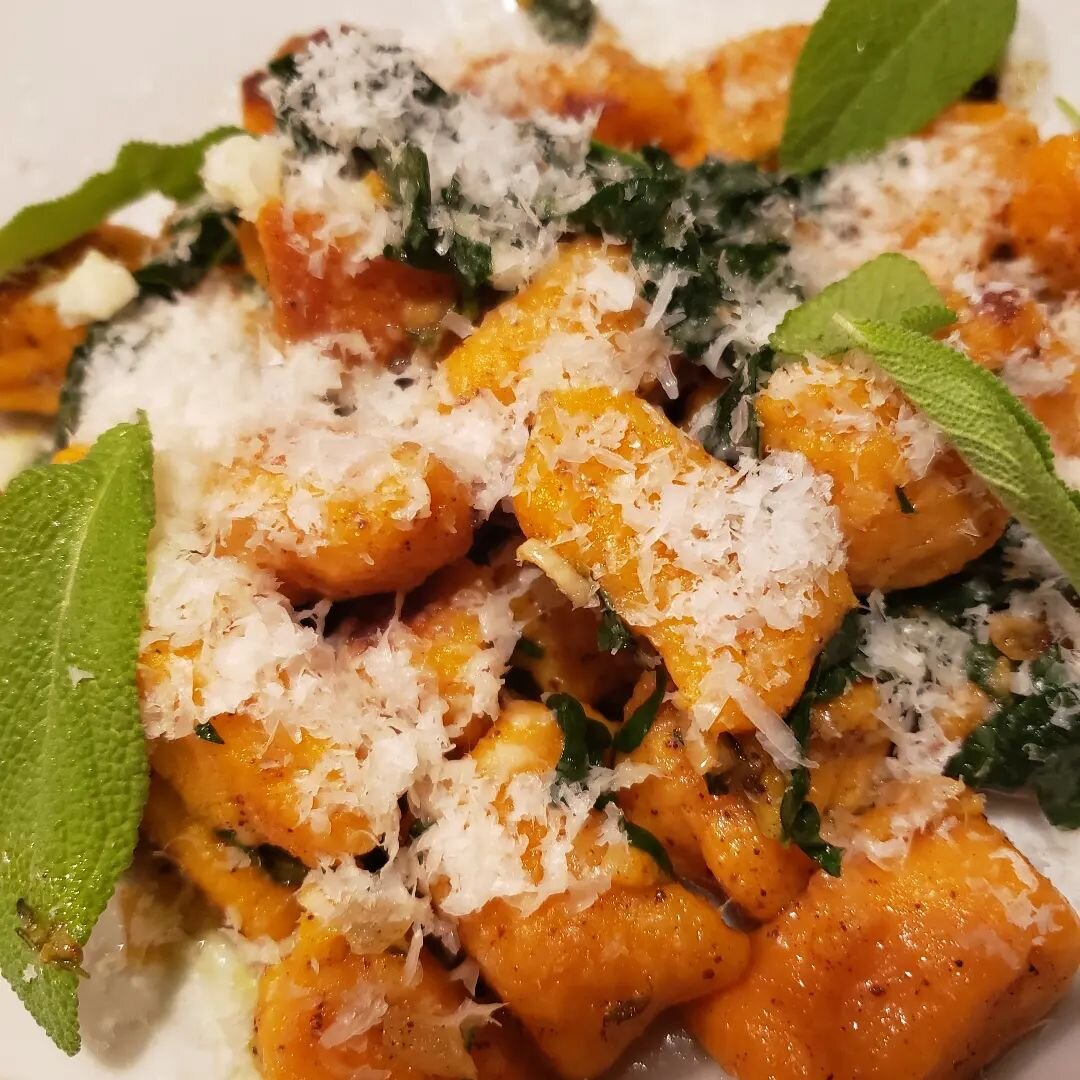 Winter gnocchi #sweetpotato #gnocchi #handmadegnochii #brownbutter #monocountytourism #monocountycatering #mammothcatering #personalchef #privatedinner #mammothprivatechef #junelakeloop #junelakecatering #eatyourgoddamveggies #organiccatering