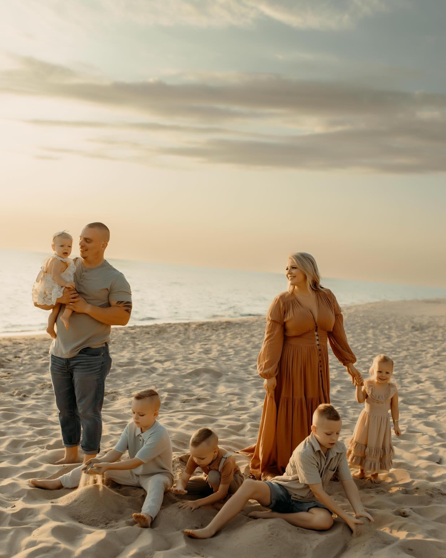 I don&rsquo;t think there&rsquo;s enough squares to contain how precious this beach session was!🥹

I absolutely adore this session we curated for @emery_sky_photography &lsquo;s mentorship! @maddison.maring &amp; her family are a dream. Her kids tol