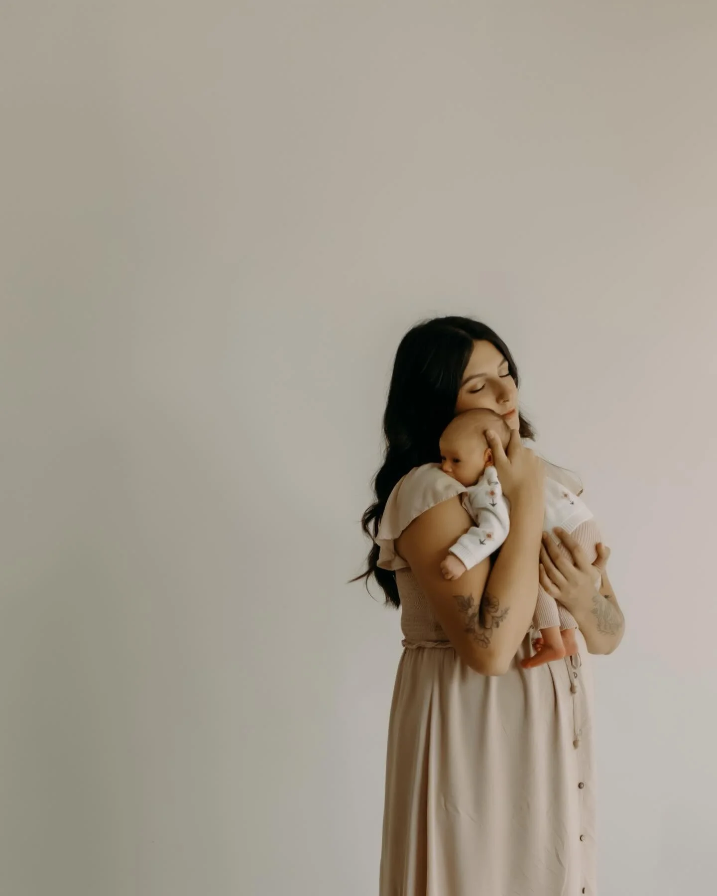 @hayleycoltonphoto has the most precious family. 🥹 Loved having them model at @_hazestudio Photography Club last month! 🤍

#grandrapidsphotographer #familyphotographer #michigannewbornphotographer