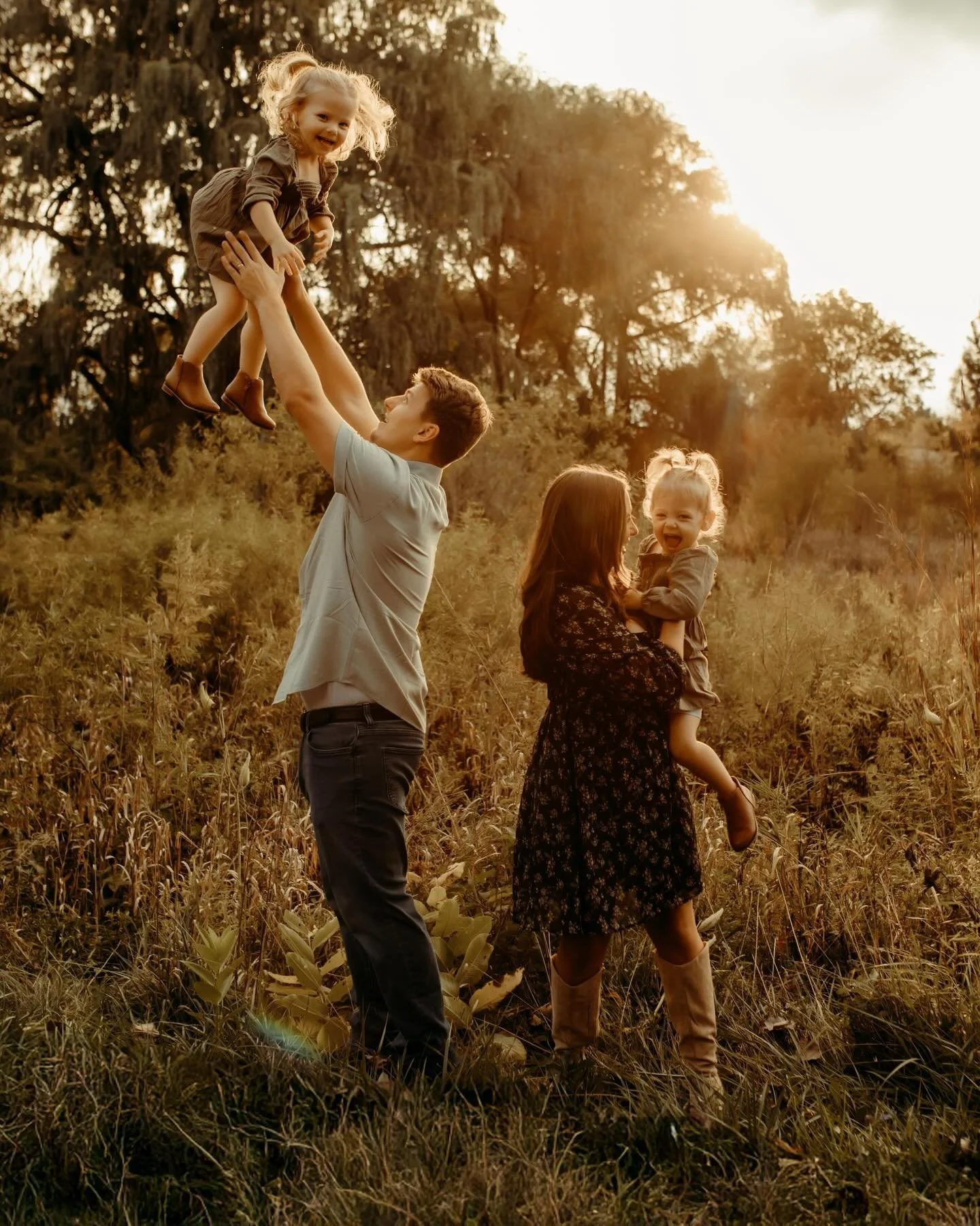 I&rsquo;m ready for fall now!! 🤎🤍🤎

The sweetest family with the cutest little girl duo!! 🥹 

#familyphotography #grandrapidsfamilyphotographer