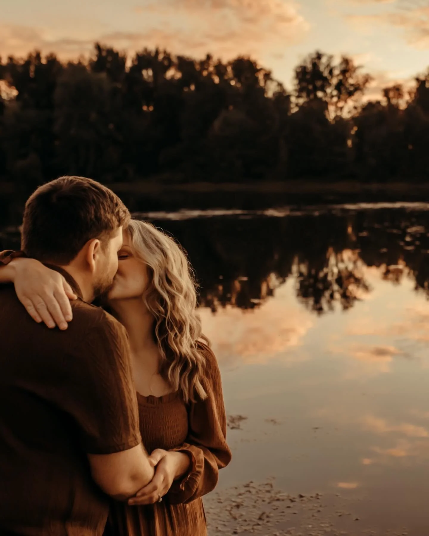 Quick jumping back onto socials because Alli needed a spot in the feed. LOOK AT HER FAMILY! 🥹🥹 @alligerbersphotography is one of the kindest humans I know! She works hard as a nurse and is a very talented photographer! She loves Jesus &amp; cares a