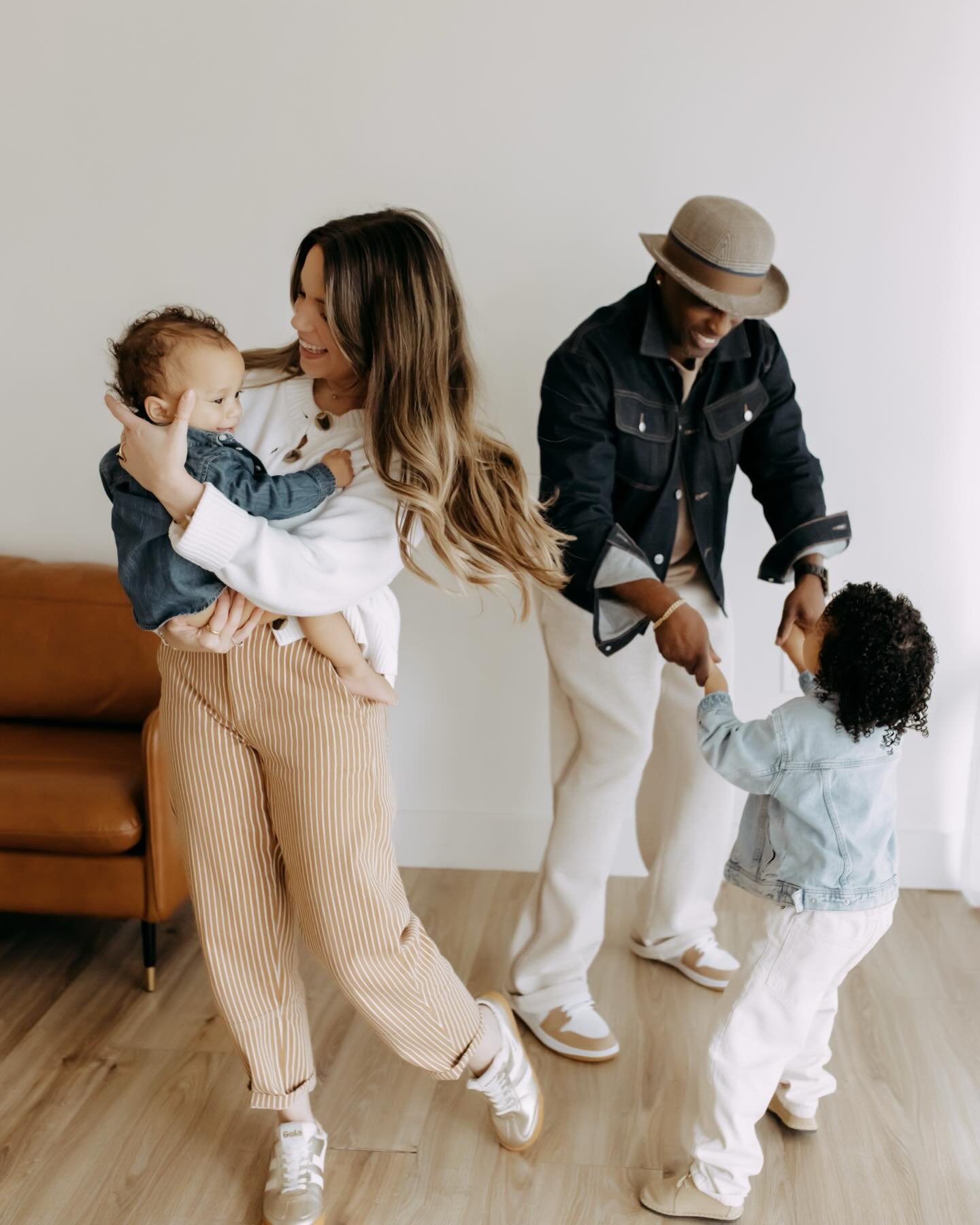 Are you kidding me @gracefullybabs !? 🔥 More sessions like this please. All the fun, all the love, all the movement! 

#grandrapidsfamilyphotographer