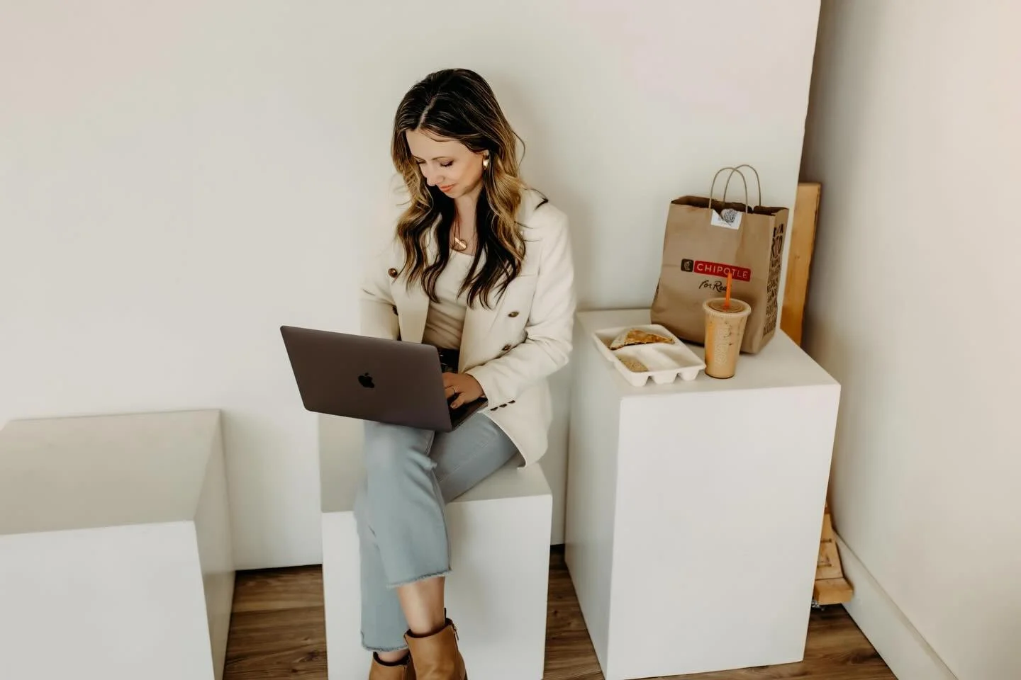 Just over here choosing the giveaway winner for the Documentary Session. *drum roll!* Congratulations @allthedahlthings!! So excited to capture your family with you in June! 🤍🫶 Thank you to everyone who entered!