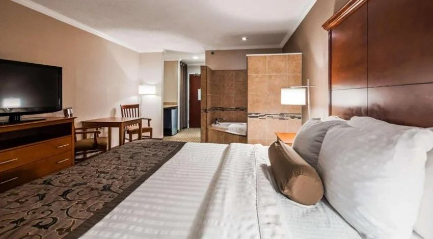 Whirlpool suite in Best Western Plus Liverpool - Syracuse Inn & Suites, NY