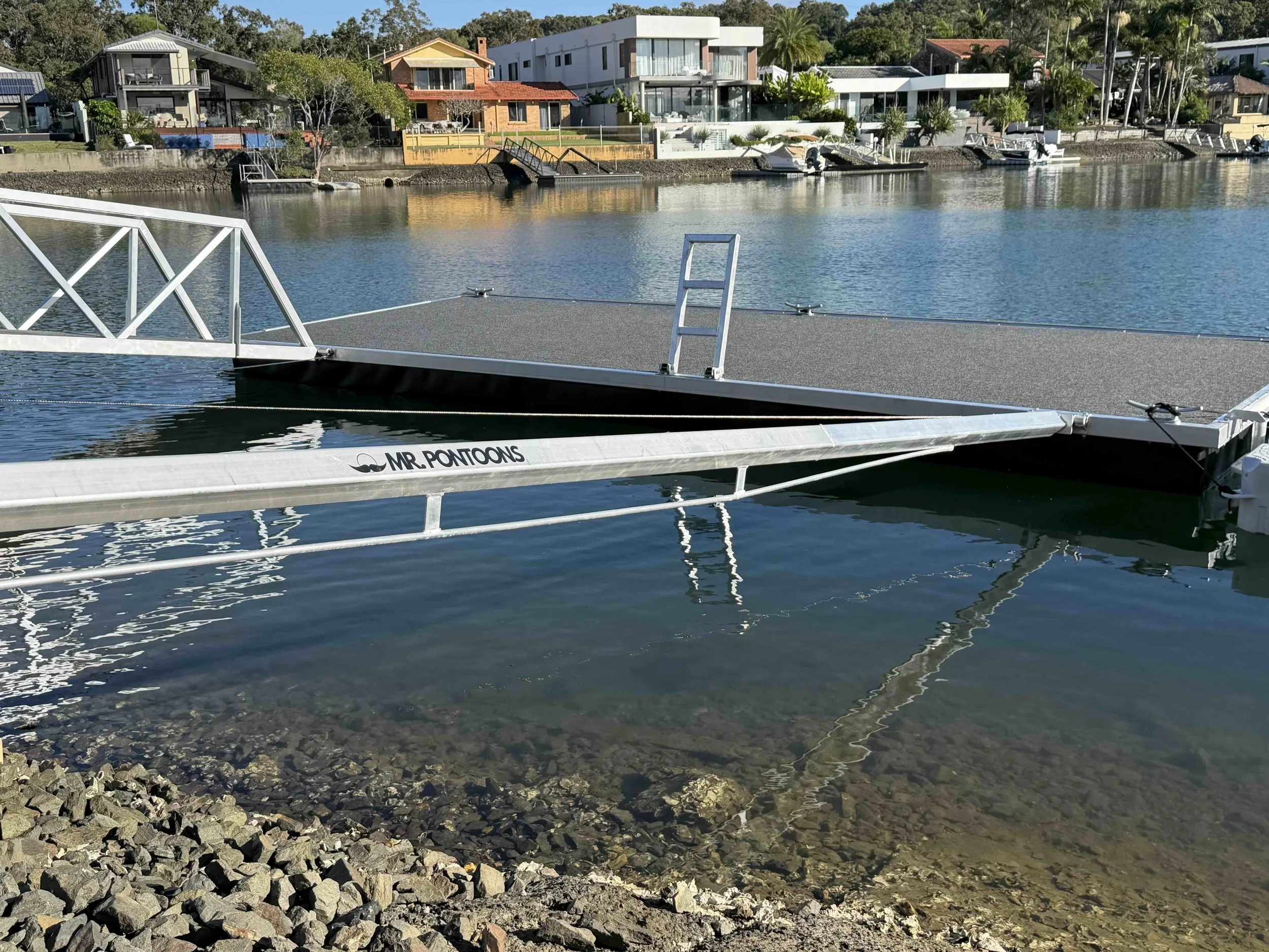 strut pontoon.jpg
