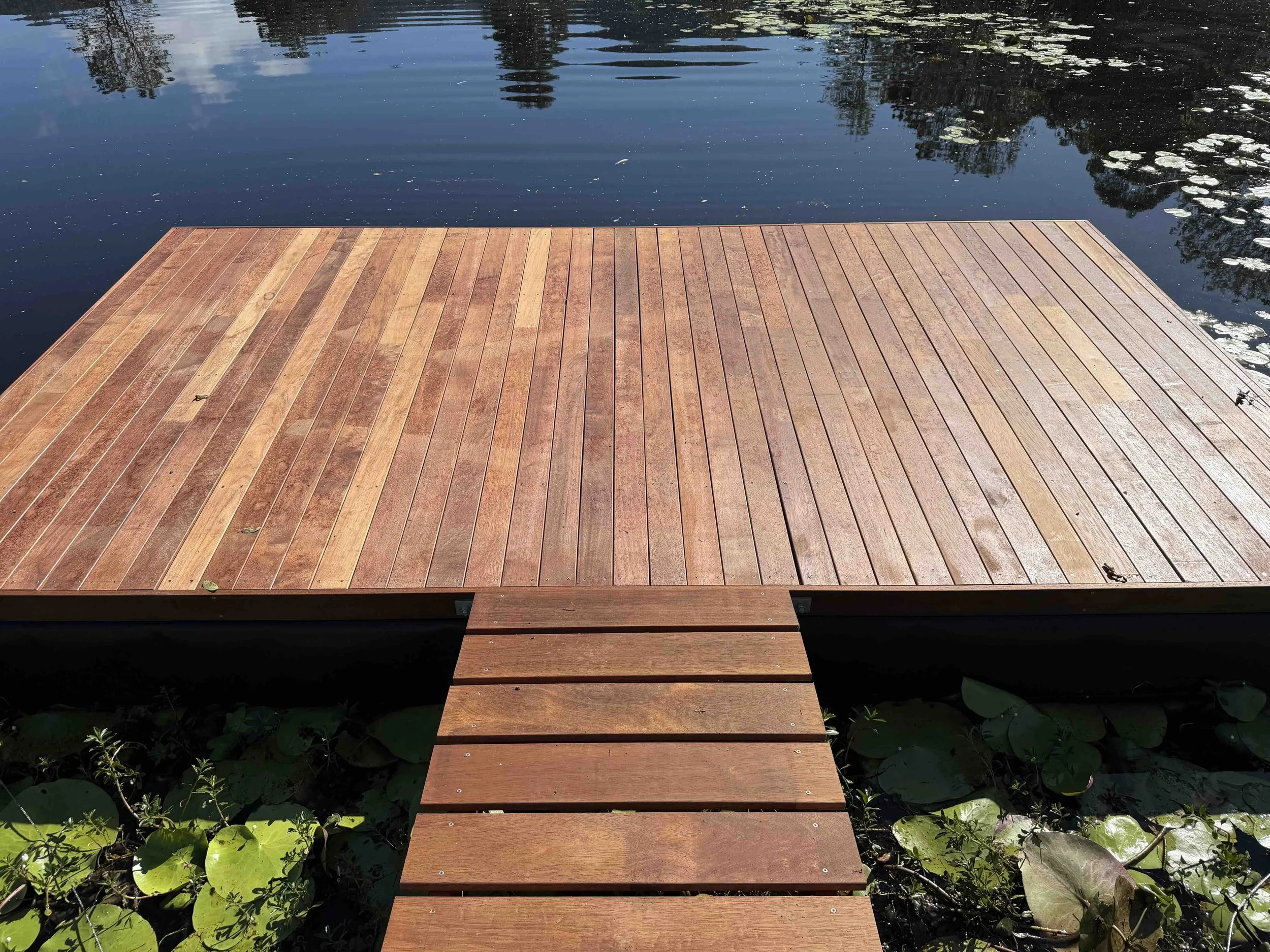 Dam pontoon close up.jpg