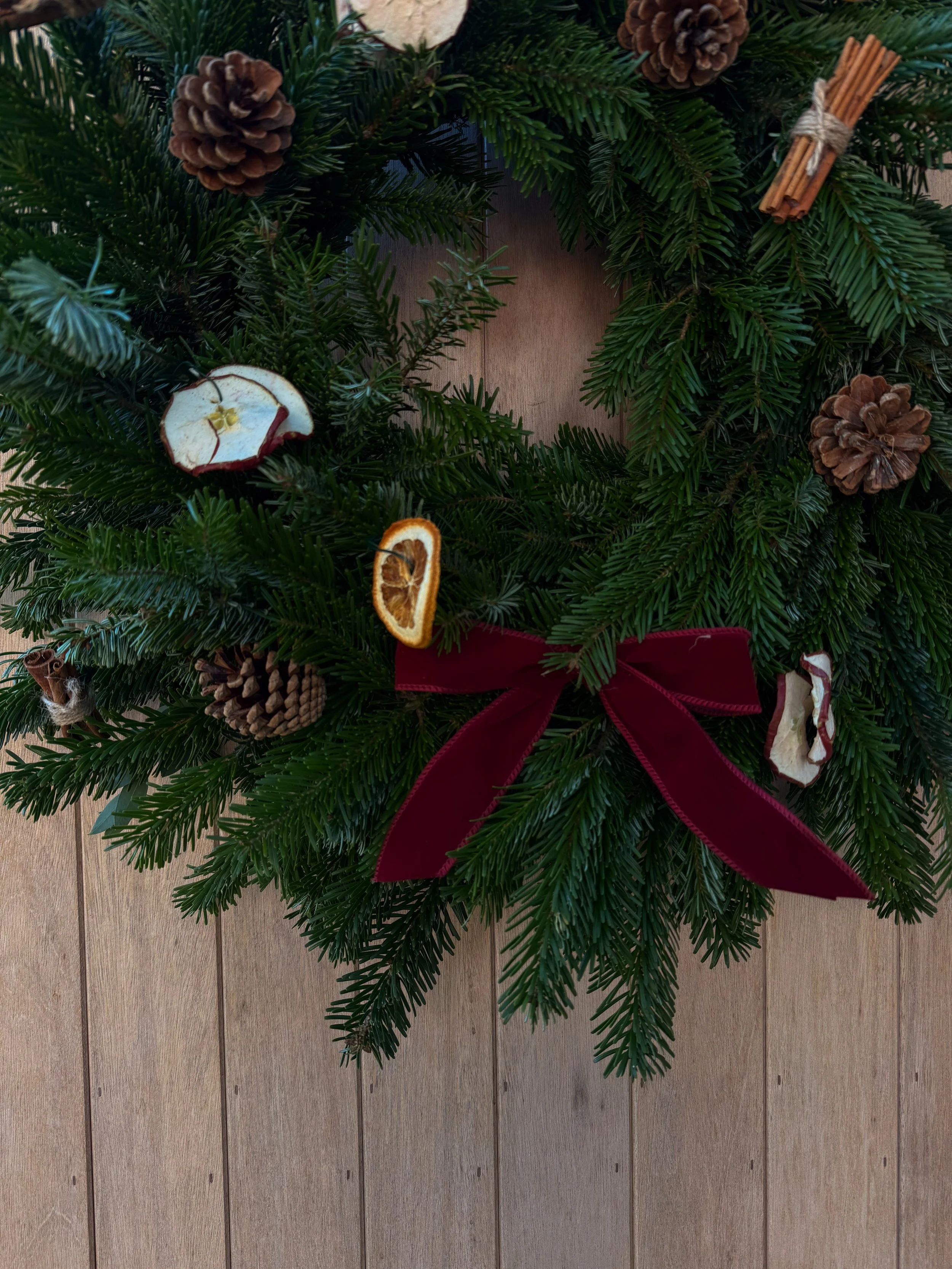 Festive Fruits Classic Christmas Wreath (The Classic Collection)