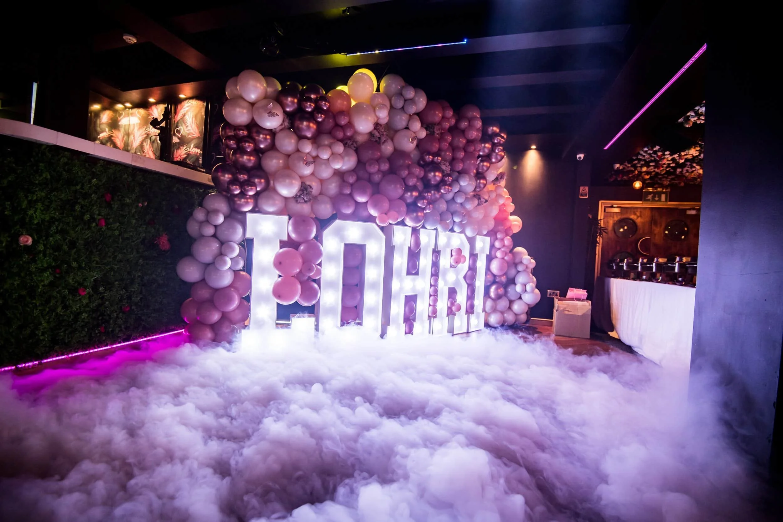 LED Lorhi sign with balloons