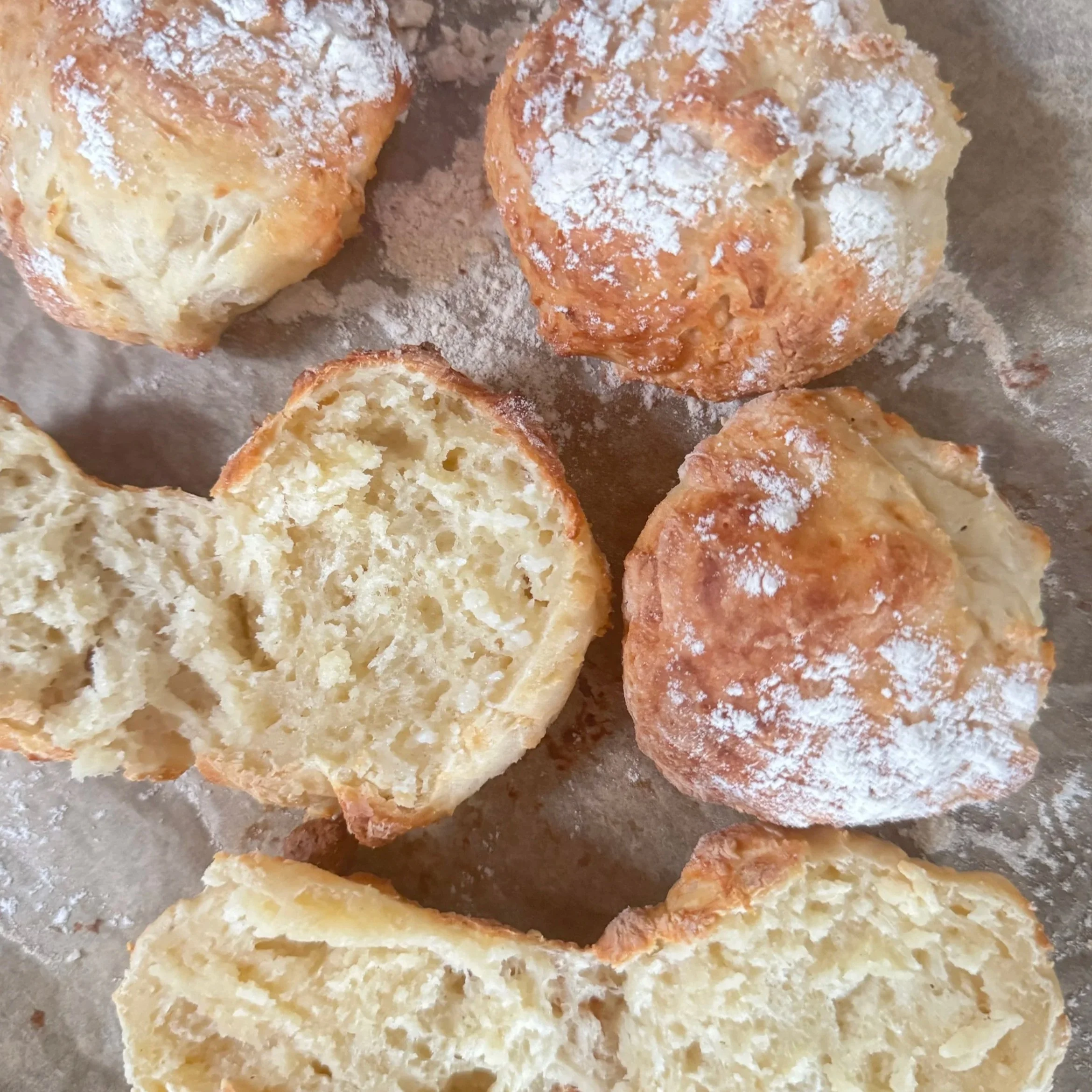 Friterade ostbullar på ett bakplåtspapper