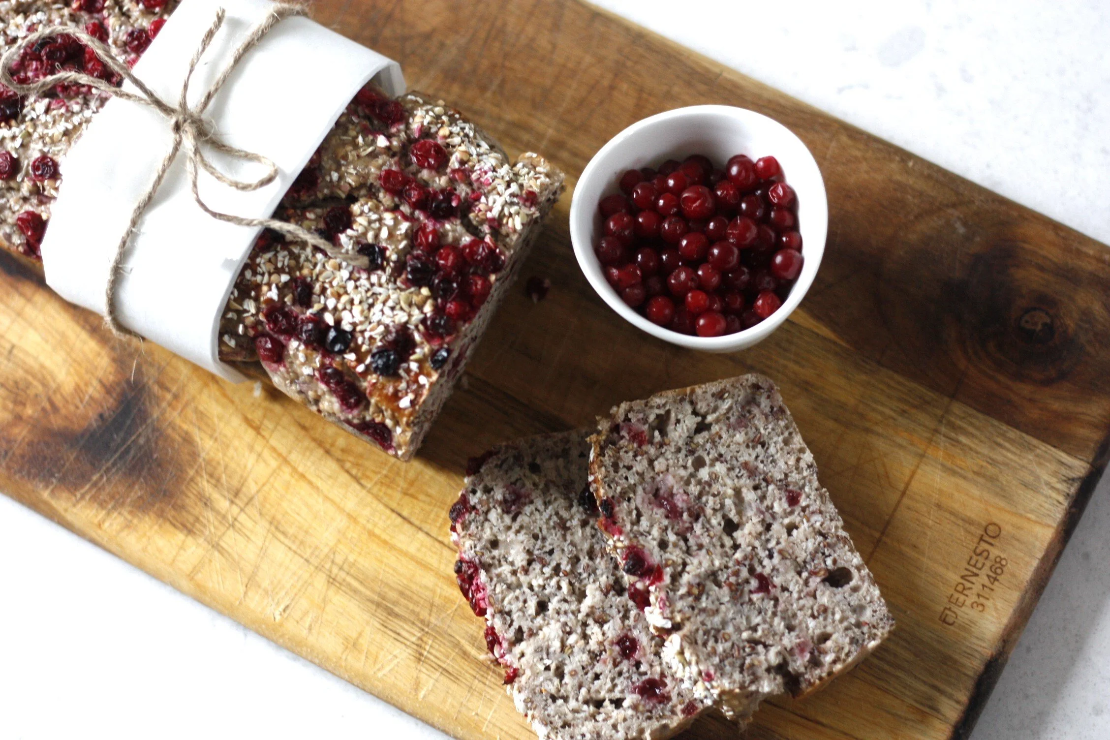 Glutenfritt och mjölkfritt saftigt bröd