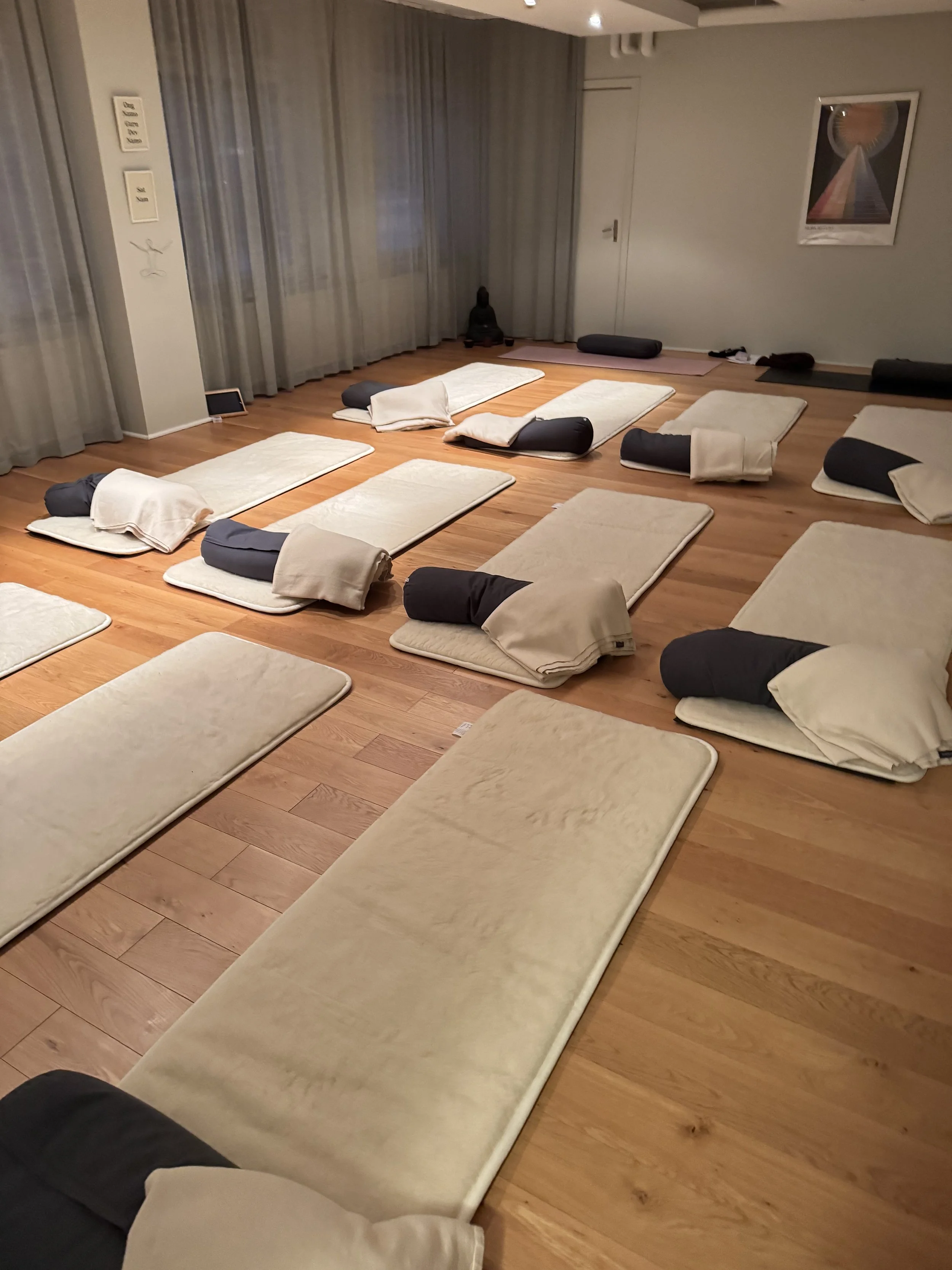 yogastudio för styrka, stillhet och balans