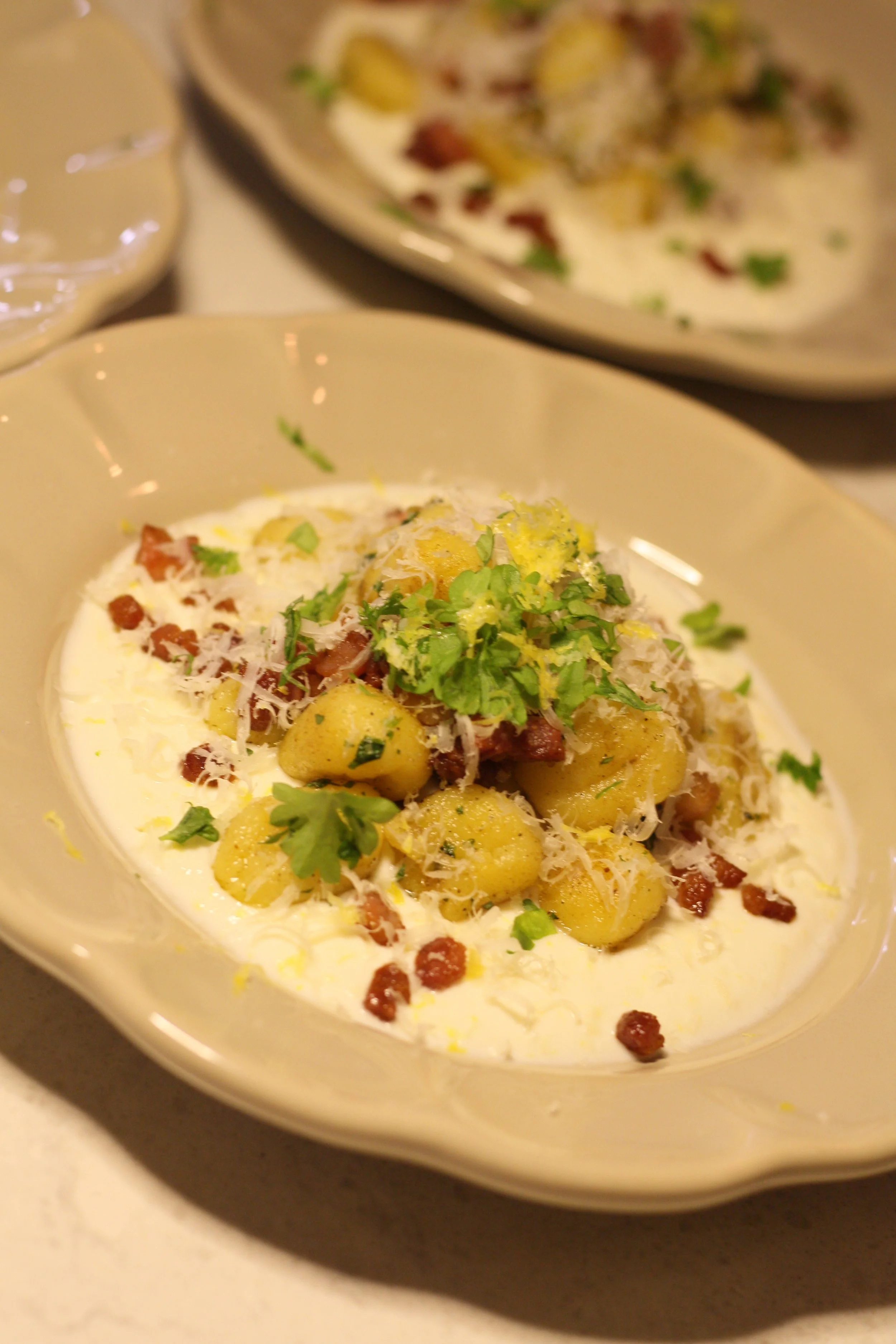 Vispad citronricotta toppad med krispiga gnocchis och pancetta