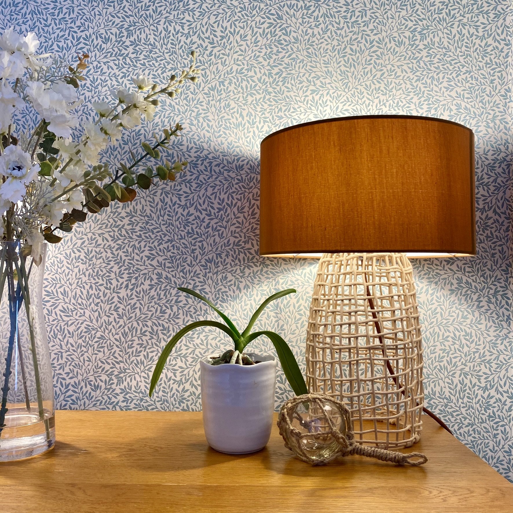 A @habitatuk lamp and @wmorrisandco wallpaper help to brighten the corner of this bedroom. The wallpaper is called Standen (colour: seaglass), and was reprinted in 2017 for a restoration project at Standen House in Sussex. See photo.

#williammorris 