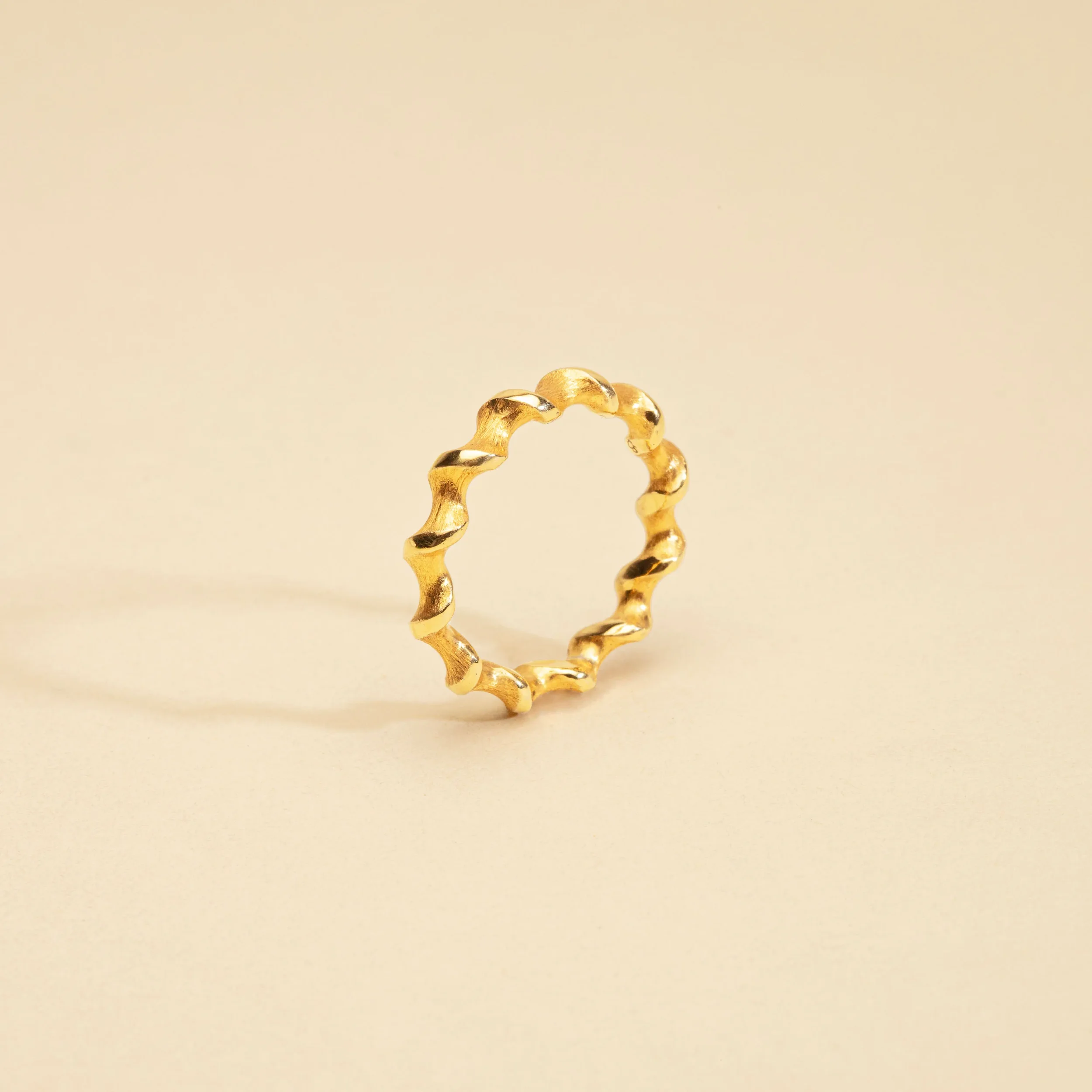 Helice_Spiral_RIng_Yellow_Gold.webp