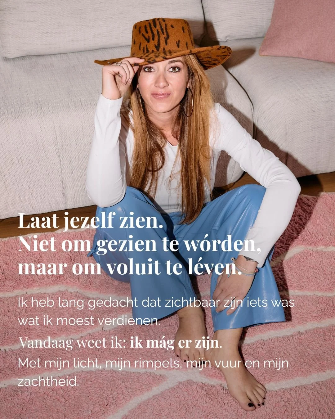 Laat jezelf zien.

Misschien niet vandaag.
Misschien niet perfect.

Maar wel echt.

Ik dacht lang dat zichtbaar zijn iets was
wat je moest verdienen.

Nu weet ik:
het is iets wat je toelaat.

Ik blijf oefenen.

Ook hier.
Op dit kleine scherm
waar ik 