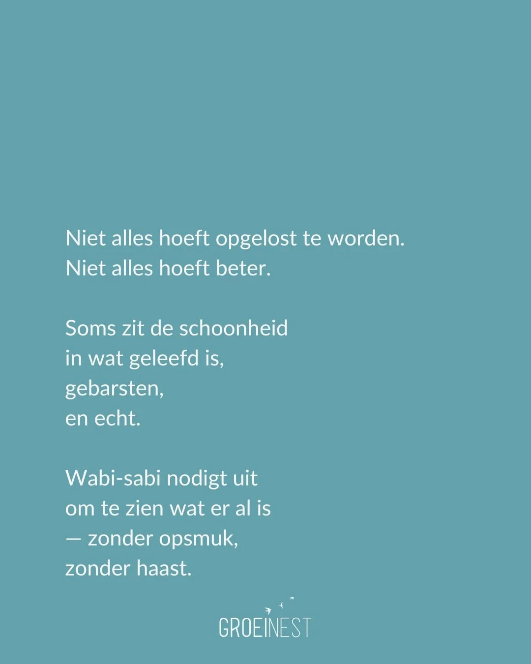 Wabi-sabi.
Al meer dan tien jaar mijn levensmoto.

Niet alles hoeft opgelost.
Niet alles hoeft mooier.
Niet alles hoeft sneller.

Wabi-sabi leerde me kijken naar wat er al is.
In mijn werk.
In mijn relatie.
In mijn lichaam.
In mijn karakter.

En ja &