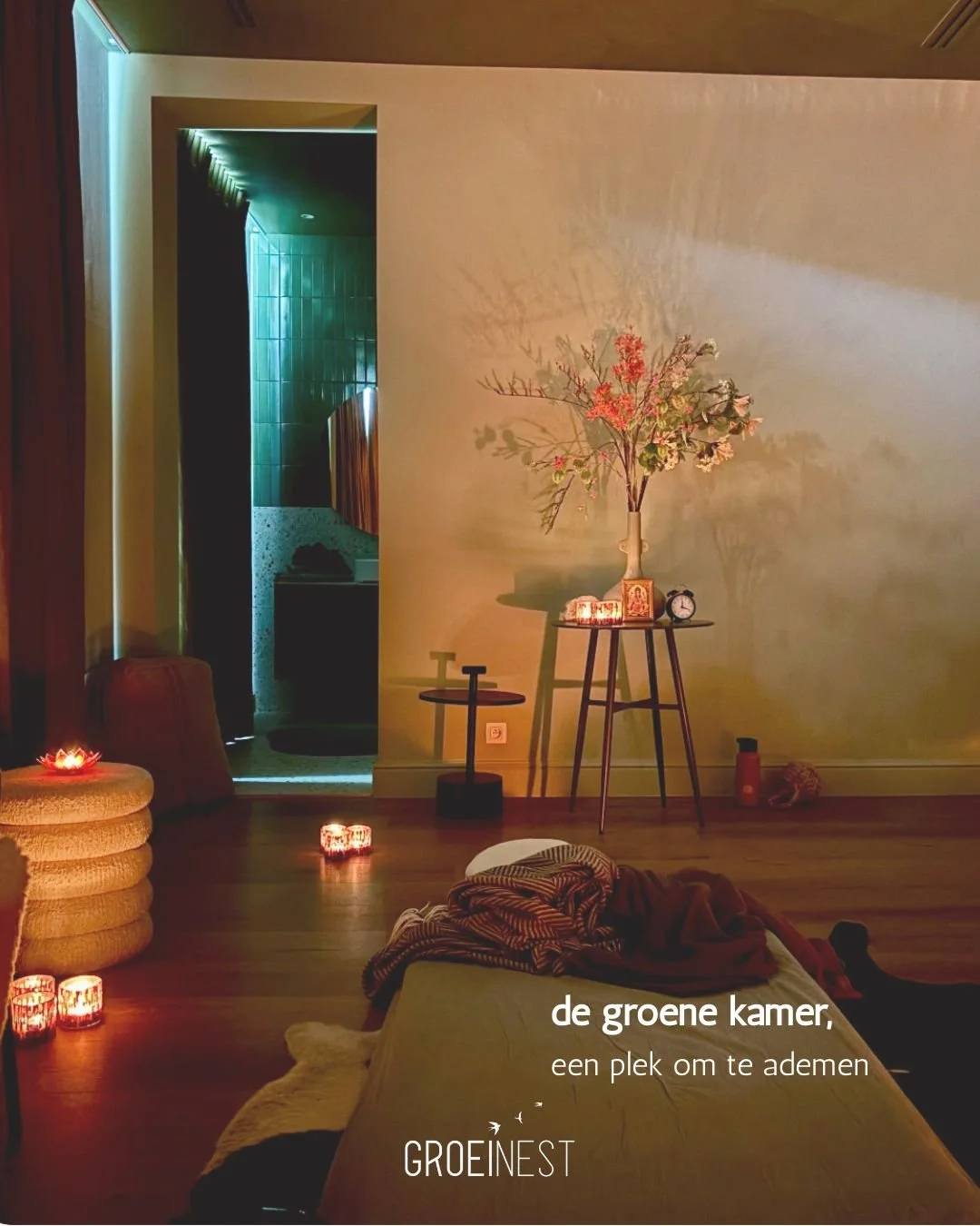 De groene kamer.

Ze heeft al veel gehoord.
En nog meer laten zakken.

Therapie.
Adem.
Massage.
Tantra.
En soms gewoon&hellip; stilte.

Moesten kamertjes verhalen kunnen vertellen &mdash;
dan zou deze zeggen:
&ldquo;Je hoeft hier even niks te zijn.&r