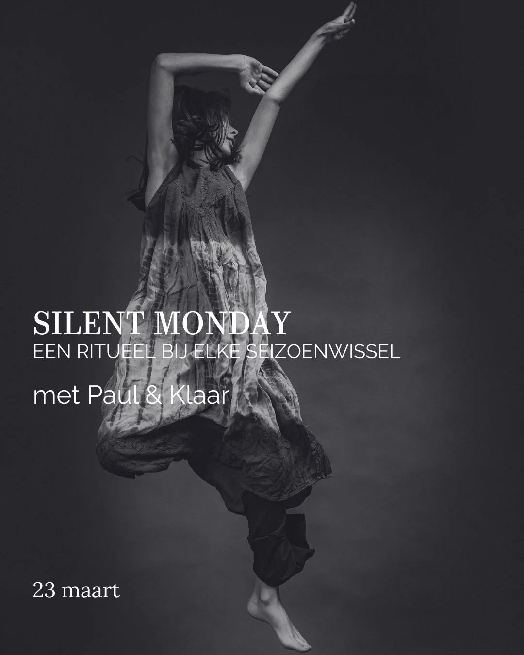 Silent Monday is een moment om te vertragen.

Een avond waarop je niet hoeft te praten,
niets moet uitleggen
en je lichaam mag volgen wat zich aandient.

Via muziek, beweging en stilte
markeren we samen een seizoenswissel.

Geen prestatie.
Geen juist