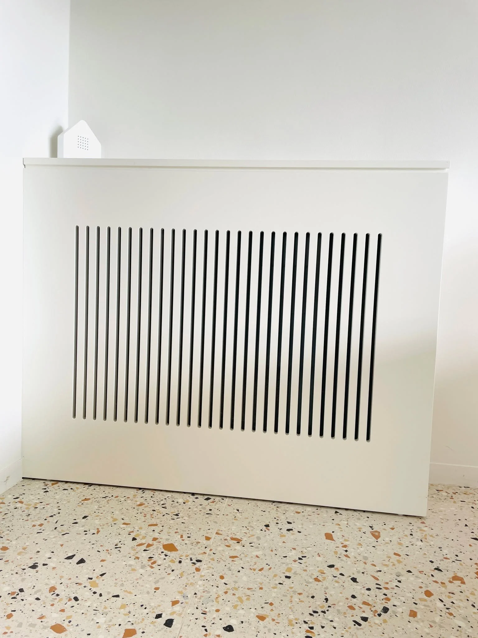 Niet alles in een renovatie is sexy.
Radiatoren bijvoorbeeld.
Wel essentieel.
Zelden mooi.

Daarom kiezen we bij Clara Scuro voor een bescheiden, propere omkasting.
Geen statement, geen schreeuw.
Wel rust. Ritme. Afwerking.

Subtiel aanwezig.
Maar vo