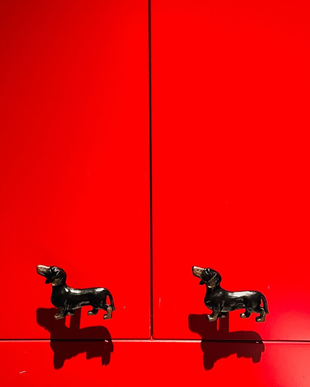 Clara Scuro | kleur &amp; lef

Spelen met kleur blijft voor mij het leukste wat er is.
Misschien net omdat ik er z&oacute;veel van het tegenovergestelde verkocht heb:
beige, grijs en wit.
Keukens. Verf. Tegels. Eindeloos veel.

Vaak uit schrik.
&ldqu