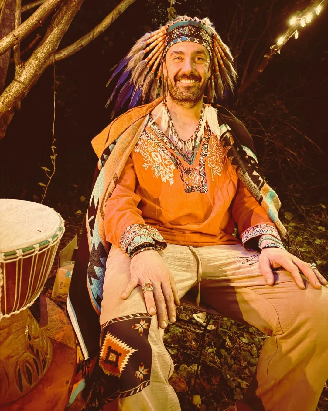 ODE AAN MIJN LIEF LIEF, MIJN MOOIE, WILDE INDIAAN ❤

Valentijn zegt weinig over liefde voor mij.
Bloemen, kaarten, rituelen op kalenderdagen &mdash; het is nooit mijn taal geweest.

Wat voor mij liefde is?
Blijven. Kijken. Leren. En vooral: jezelf ni