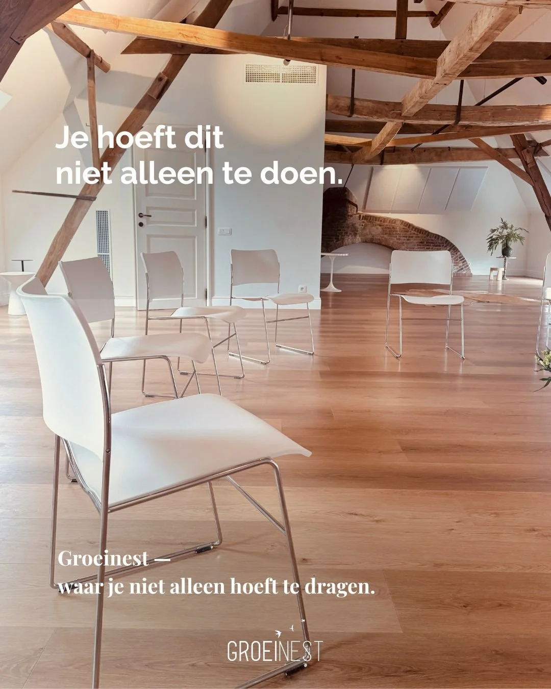 Je hoeft dit niet alleen te doen.

En toch doen we het vaak wel.

We dragen.
We houden vol.
We lossen het zelf op.

Omdat dat is wat we geleerd hebben.

Maar er komt een moment
waar dat niet meer werkt.

Waar je voelt:
ik wil dit niet langer alleen d