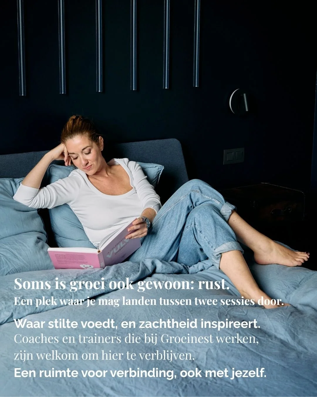 We zijn zo gewend geraakt
om altijd &ldquo;aan&rdquo; te staan.

Doorgaan.
Dragen.
Blijven geven.

Maar echte groei zit niet alleen in beweging.

Soms zit ze in vertragen.

In even niets moeten.
In gewoon liggen.
Ademen.

En voelen dat dat ook ok&eac