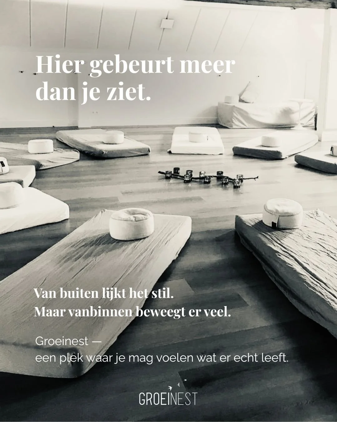 Hier gebeurt meer dan je ziet.

Van buiten lijkt het stil.

Een ruimte.
Matrassen.
Rust.

Maar wie hier al eens lag, weet:

dit is geen gewone plek.

Hier wordt gevoeld wat lang werd weggeduwd.
Hier krijgen dingen woorden
die soms jaren geen plek had