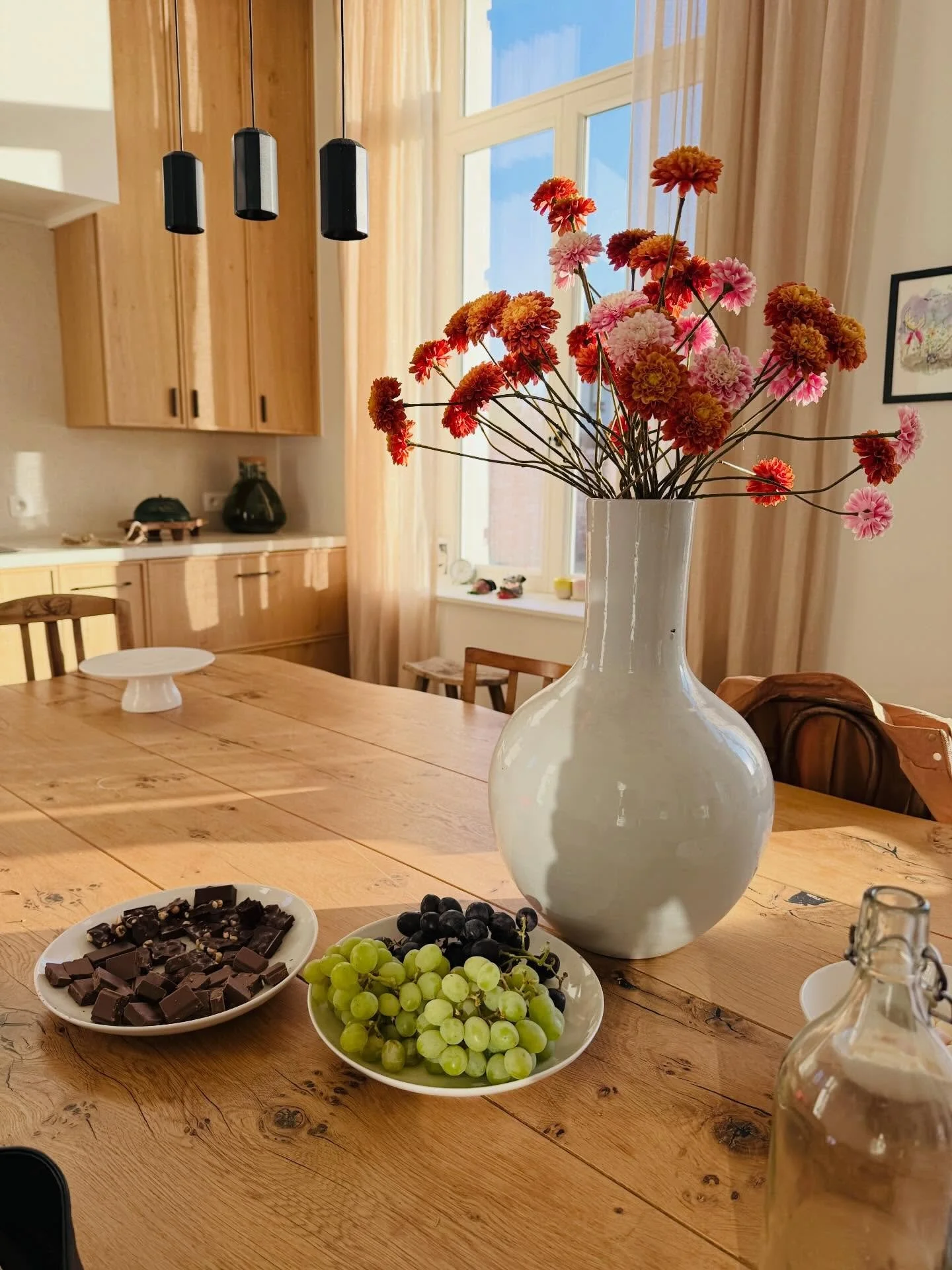 Wat een hartverwarmende avond afgelopen woensdag🤍

De lezing van Eva De Groote over de (peri)menopauze bracht zoveel herkenning, zachtheid en wijsheid samen in &eacute;&eacute;n ruimte.

Vrouwen die elkaar niet naar beneden halen, maar net optillen.