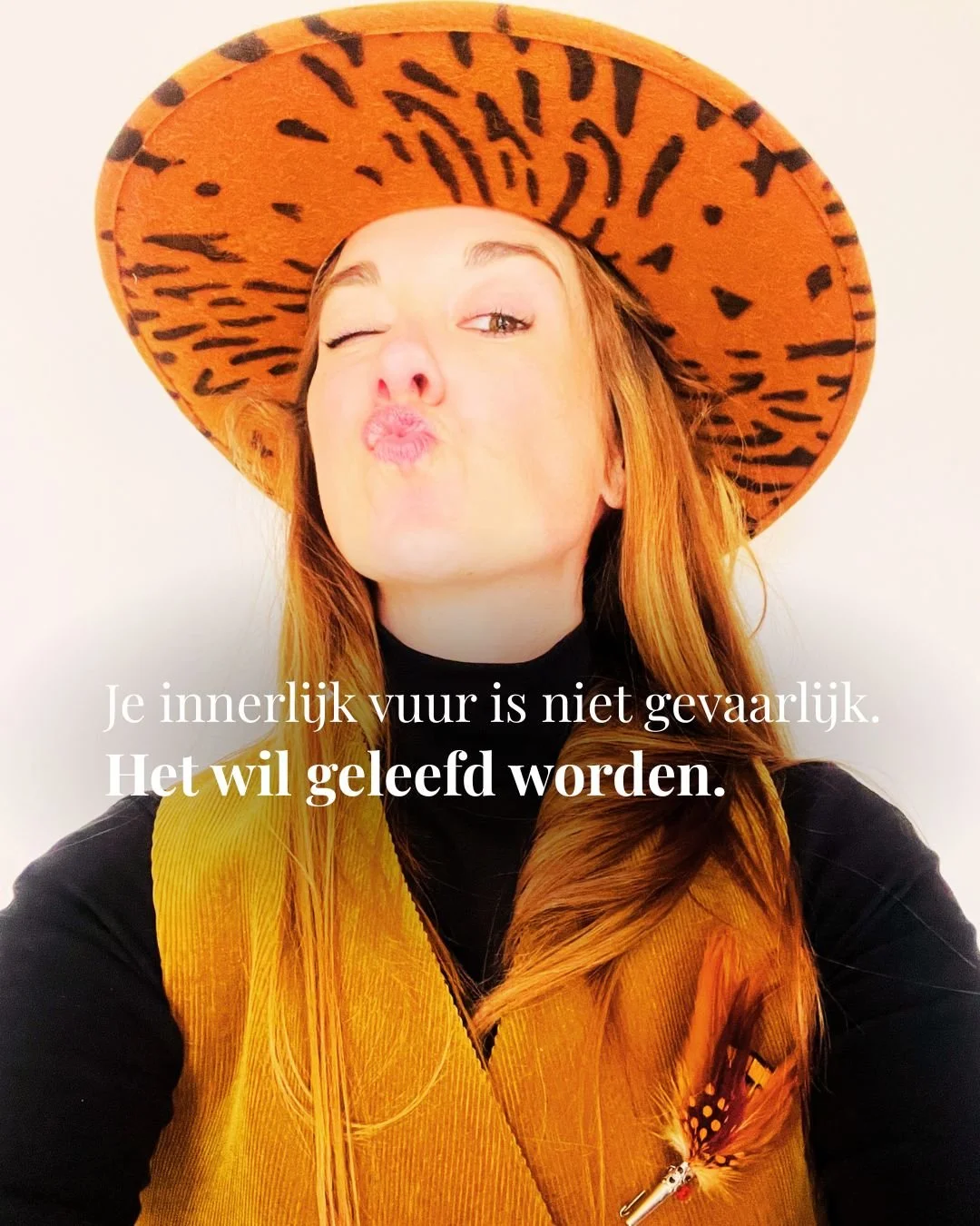 Soms denken we dat we &ldquo;te veel&rdquo; zijn.

Te gevoelig.
Te intens.
Te emotioneel.
Te seksueel.
Te aanwezig.
Te vurig.

Dus leren we onszelf temperen.

Braaf zijn.
Functioneren.
Aanpassen.

Maar wat als dat innerlijke vuur niet het probleem is