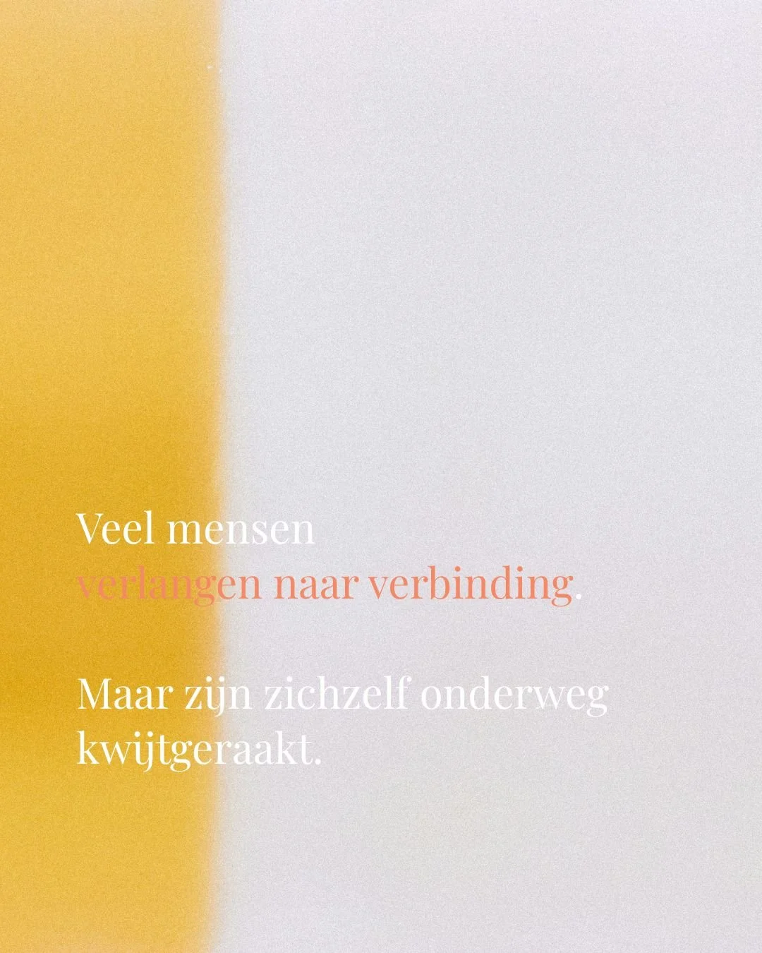 We verlangen allemaal naar verbinding.
Naar liefde.
Naar gezien worden in wie we &eacute;cht zijn.

Maar onderweg leren velen van ons iets anders.

We leren ons aanpassen.
Pleasen.
Zorgen voor de ander.
Controleren wat we voelen.
Hard werken om &ldqu