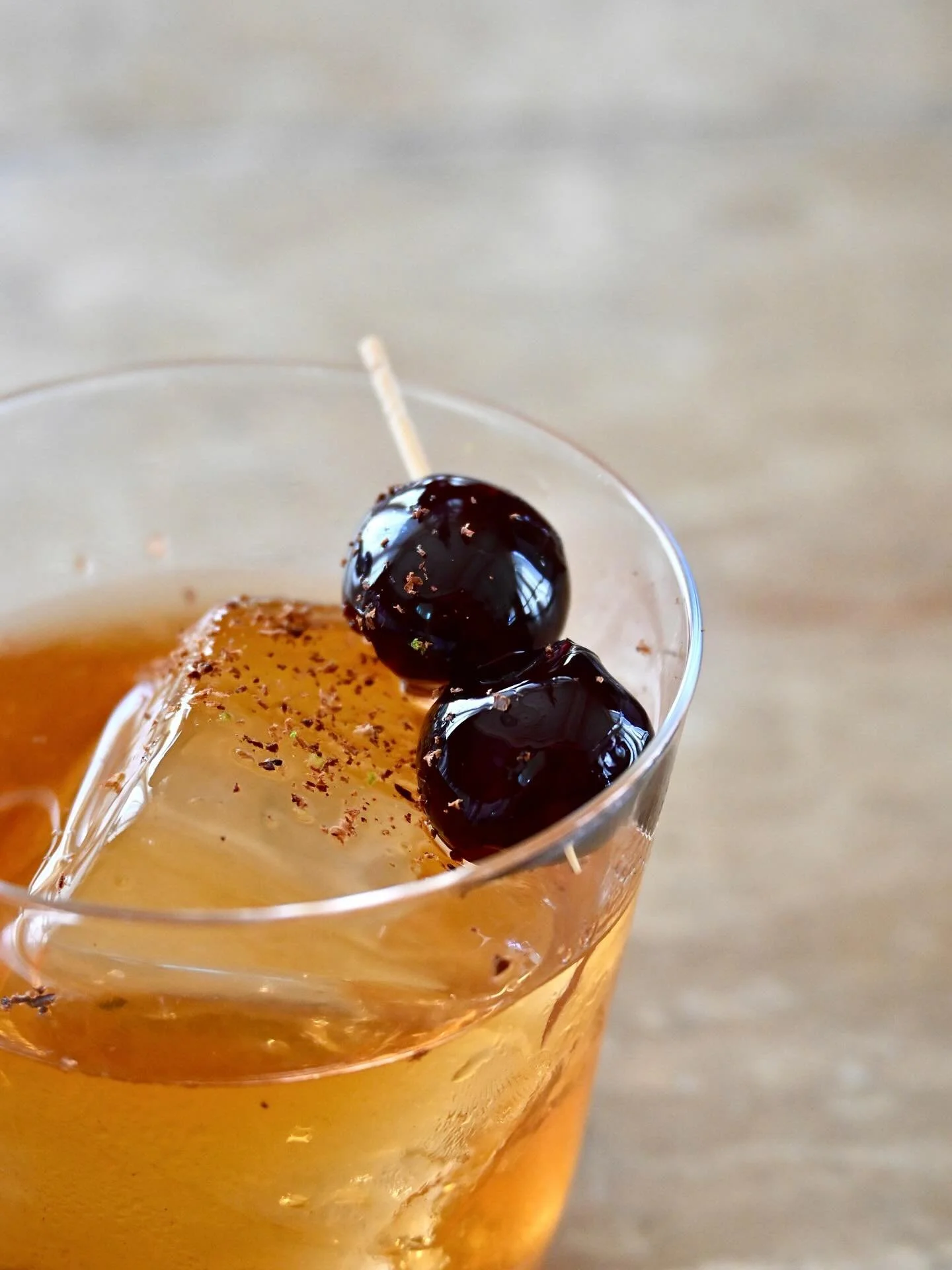 &Eacute;lixir d&rsquo;Art&eacute;mis 🥃
Un m&eacute;lange audacieux o&ugrave; le mezcal et le bourbon rencontrent des notes de cacao et d&rsquo;&eacute;pices. Une cr&eacute;ation &eacute;l&eacute;gante, &agrave; savourer dans l&rsquo;atmosph&egrave;r