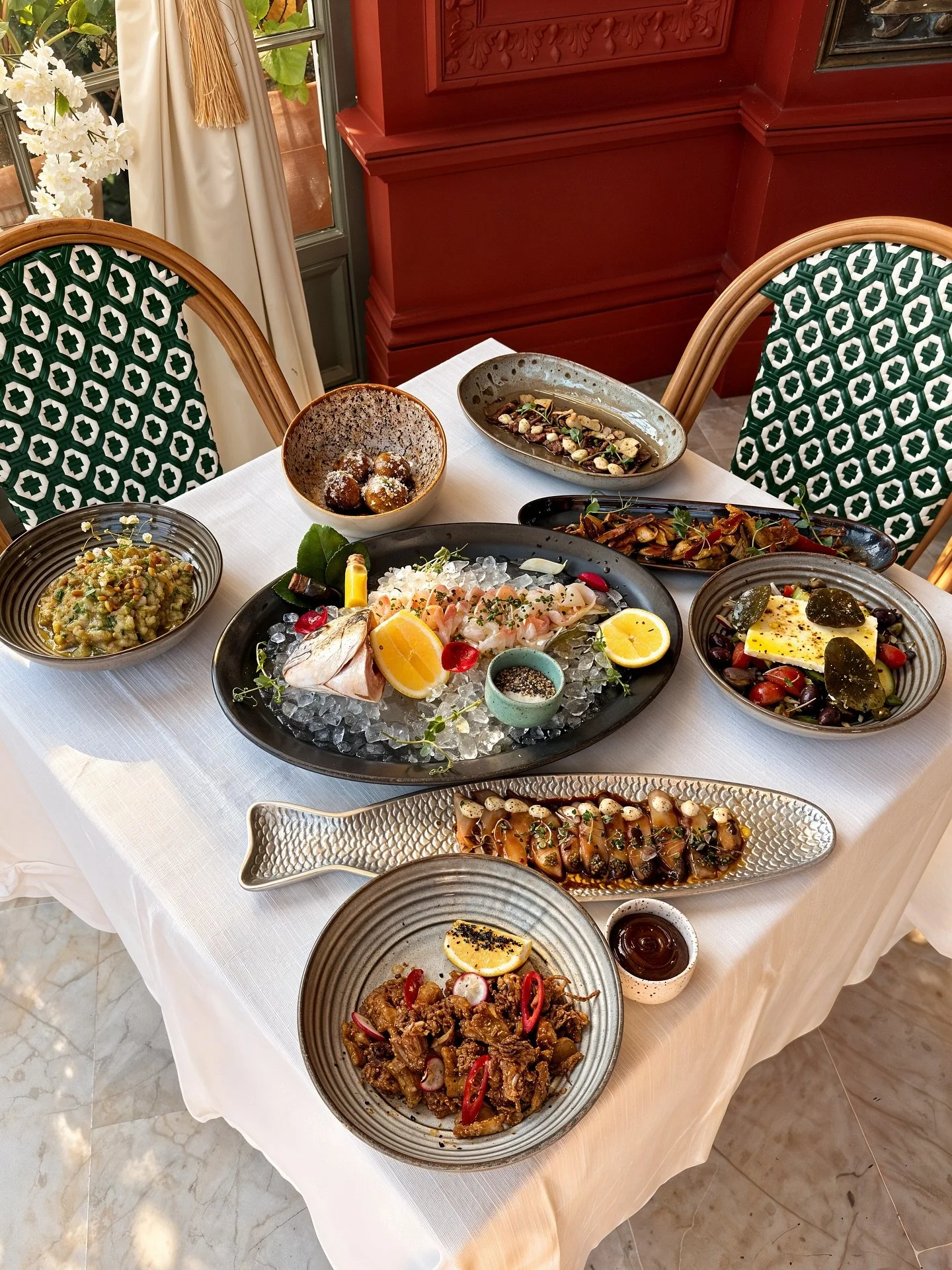 La belle saison a un nouveau visage.

Notre carte d&rsquo;&eacute;t&eacute; se d&eacute;voile : de nouvelles saveurs, un voyage au fil de la M&eacute;diterran&eacute;e, &agrave; savourer sous la lumi&egrave;re dor&eacute;e de Beaulieu, face au Cap-Fe