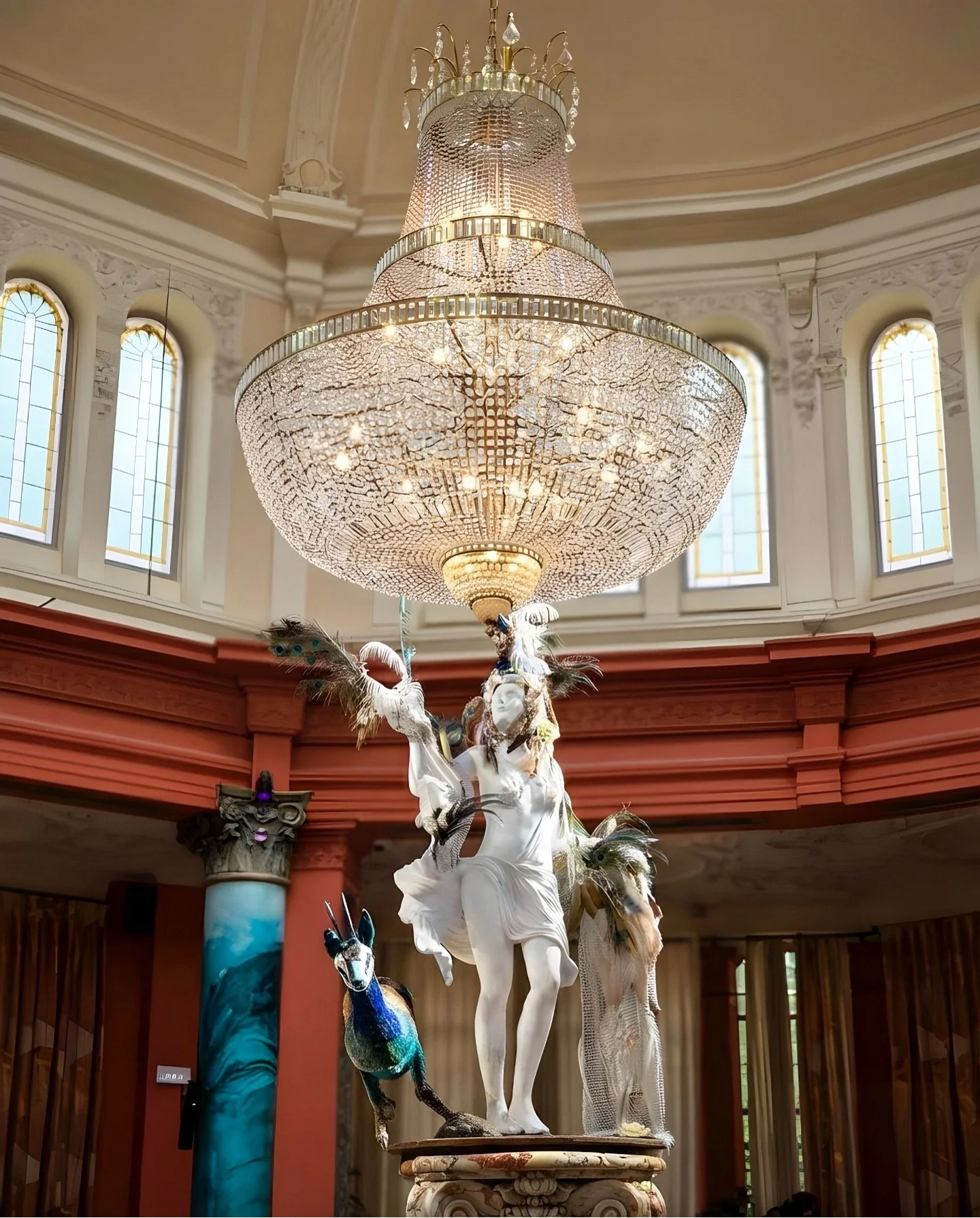 Levez les yeux! 🌟

Dans notre salle Belle &Eacute;poque, chaque d&eacute;tail &eacute;merveille, chaque lumi&egrave;re raconte une histoire.

Bienvenue au Circ&eacute;, o&ugrave; le d&eacute;cor est d&eacute;j&agrave; une invitation au voyage. ❤️&zw