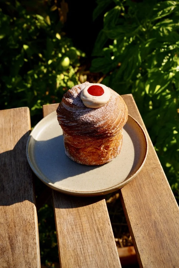 Cruffin confiture de prune et crême diplomat au thé crème bruler
