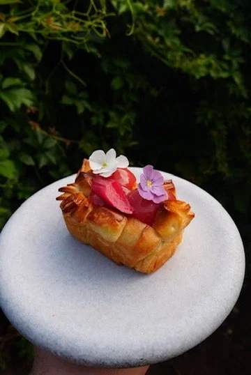 Kouign Amann de saison fraise et rhubarbe