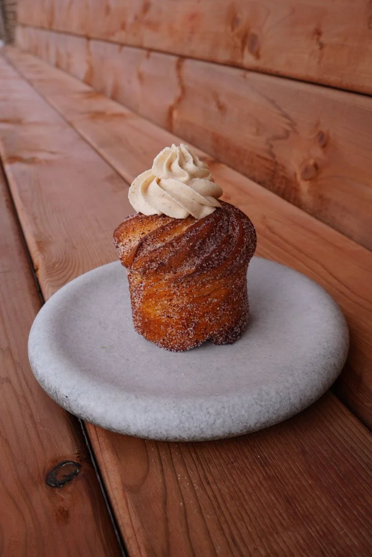 Cruffin fraise sumac et praliné noisette