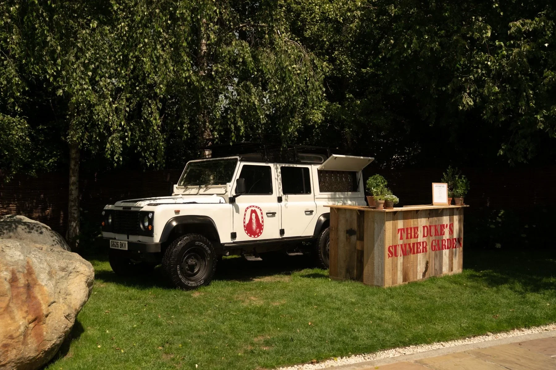 double-red-duke-bicester-village-summer-garden-01-1800x1200-1.webp